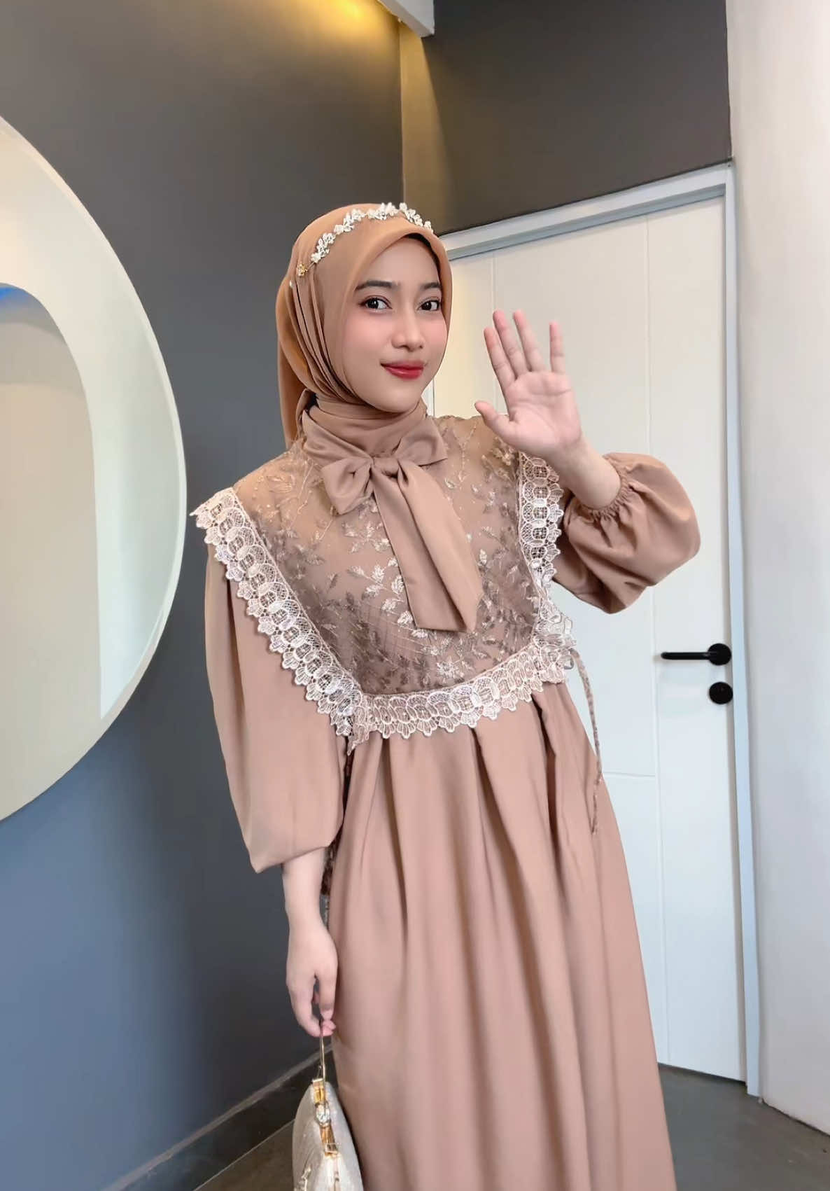 guys Loli choco siapa yang belum checkout? Loli ready stock jangan jadu gercep yaa!!👀🥰  #fyp #rekomendasioutfit #gamislebaran #fashiontiktok #foryou #gamiskekinian #viral 