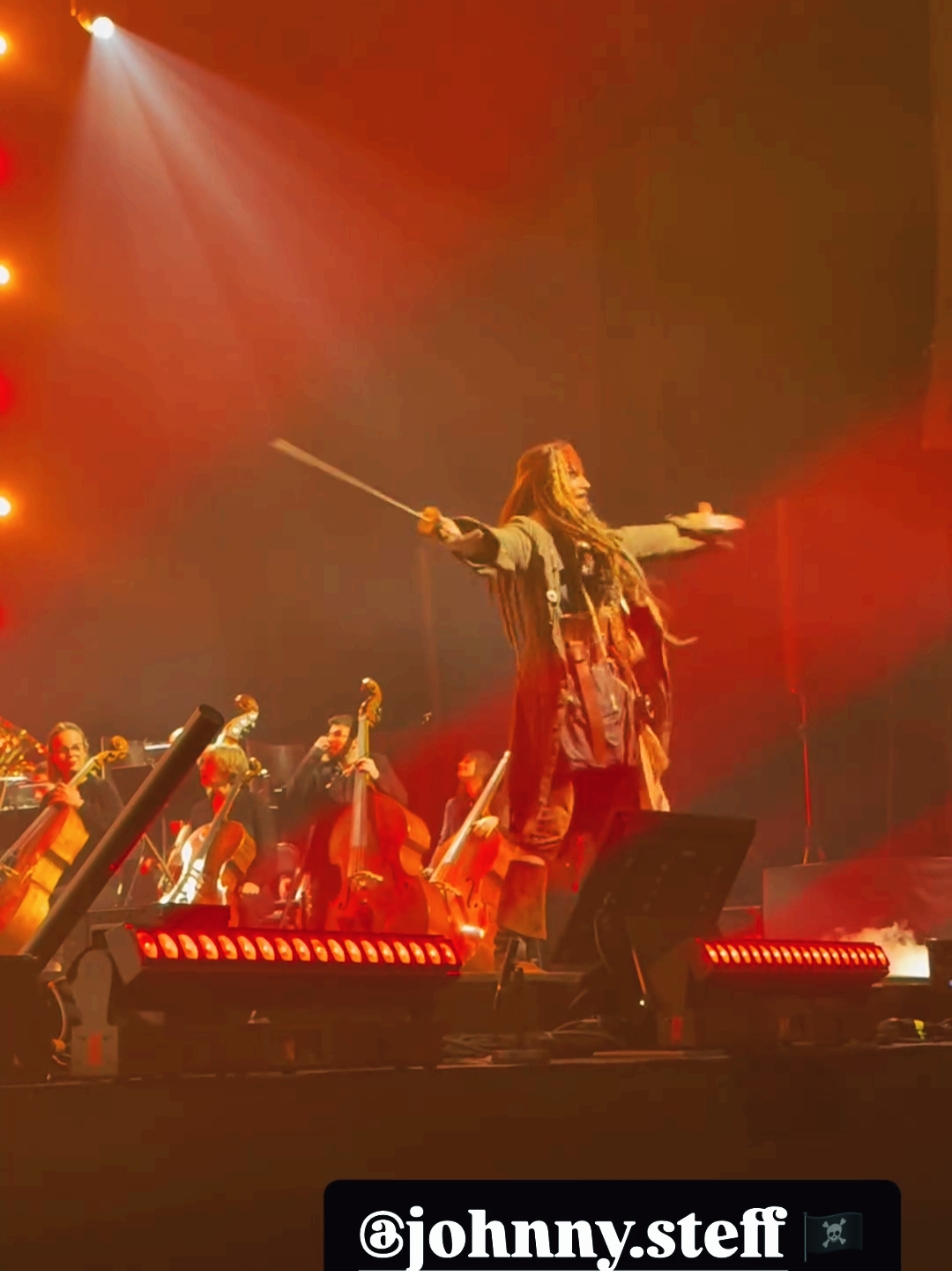 Votre Capitaine avec Disney En Concert au Galaxie d' Amnéville ☠️🏴‍☠️☺️☺️🎼🎵 #johnnysteff #jacksparrow #JohnnyDepp #disneyenconcert #disney #actor #cinema #hollywood #piratesofthecaribbean #disneyshow 