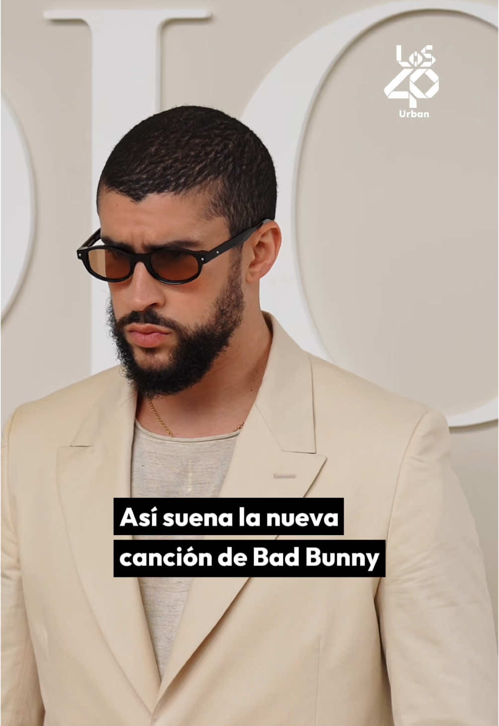 ¿@Bad Bunny viene a traernos un nuevo ÉXITO para acabar el año? 😱  El artista ha compartido un carrete de fotos y la última escondía una sorpresa si subías el volumen 👀 ¡Parece que es un pequeño adelanto de su nueva canción! 😳 ¿Cuando creéis que podremos escucharla? ¿Os gusta cómo suena? #badbunny #nuevacancion #adelanto #musica #album 