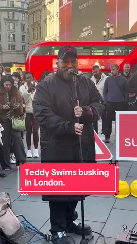 Teddy Swims busking in Piccadily Circus….what a voice! Whats your fave Teddy song? @Teddy Swims #teddyswims #londonbuskers #busking #london #londontiktok