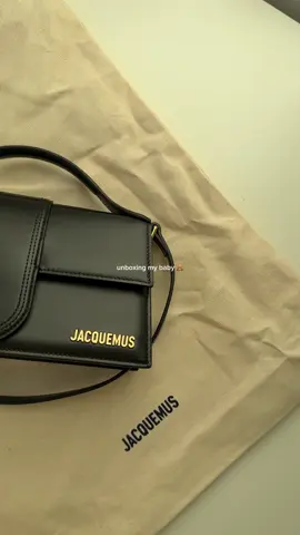 Thank you hubby 🎀 I’m obsessed 🧸 #Love #gift #unboxing #asmr #asmrunboxing #jacquemus #jacquemusbag #jacquemusbambino #bambinobag #designer #designerbag #unboxingasmr #aesthetic #aestheticvideos #aestheticunboxing #aestheticvibes #explore #explorepage #foryou #foryoupage #fyp #fy 