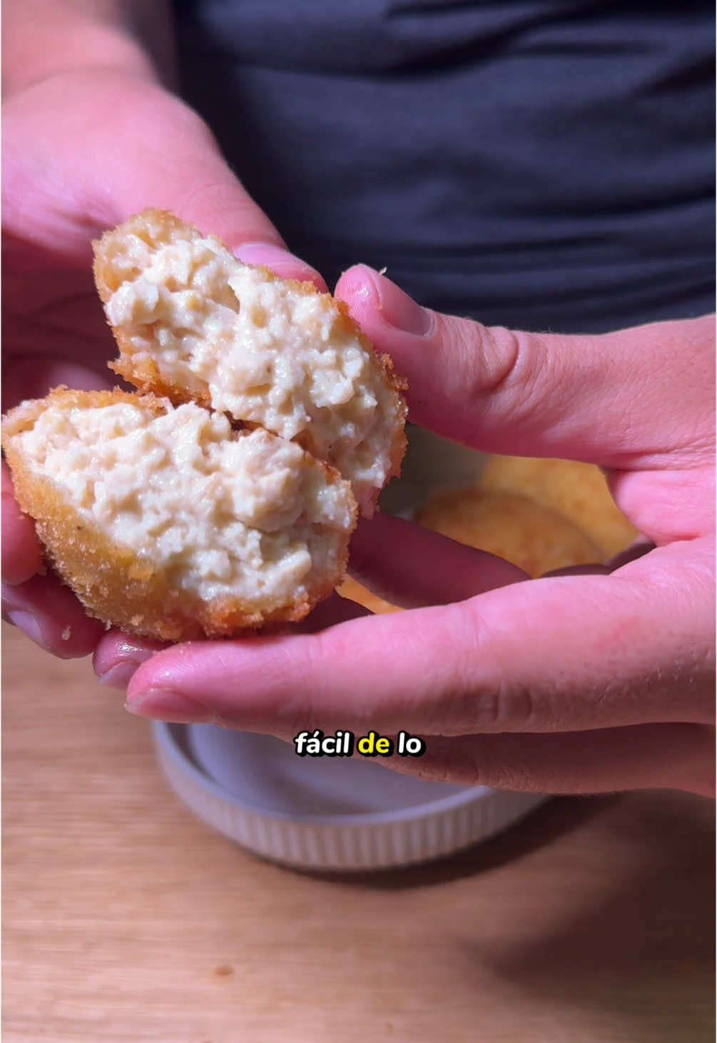 Croquetas de pollo 🔥😋 INGREDIENTES: -400gr de contramuslo de pollo -1 litro de leche entera -90gr de harina de trigo -90gr de mantequilla -1 cebolla pequeña -1/2 cucharadita nuez moscada -Sal y pimienta al gusto -Huevos, harina y pan rallado -Aceite para freír #recetasfaciles #recetasrapidas #croquetas #croquetasdepollo #recetasdenavidad 