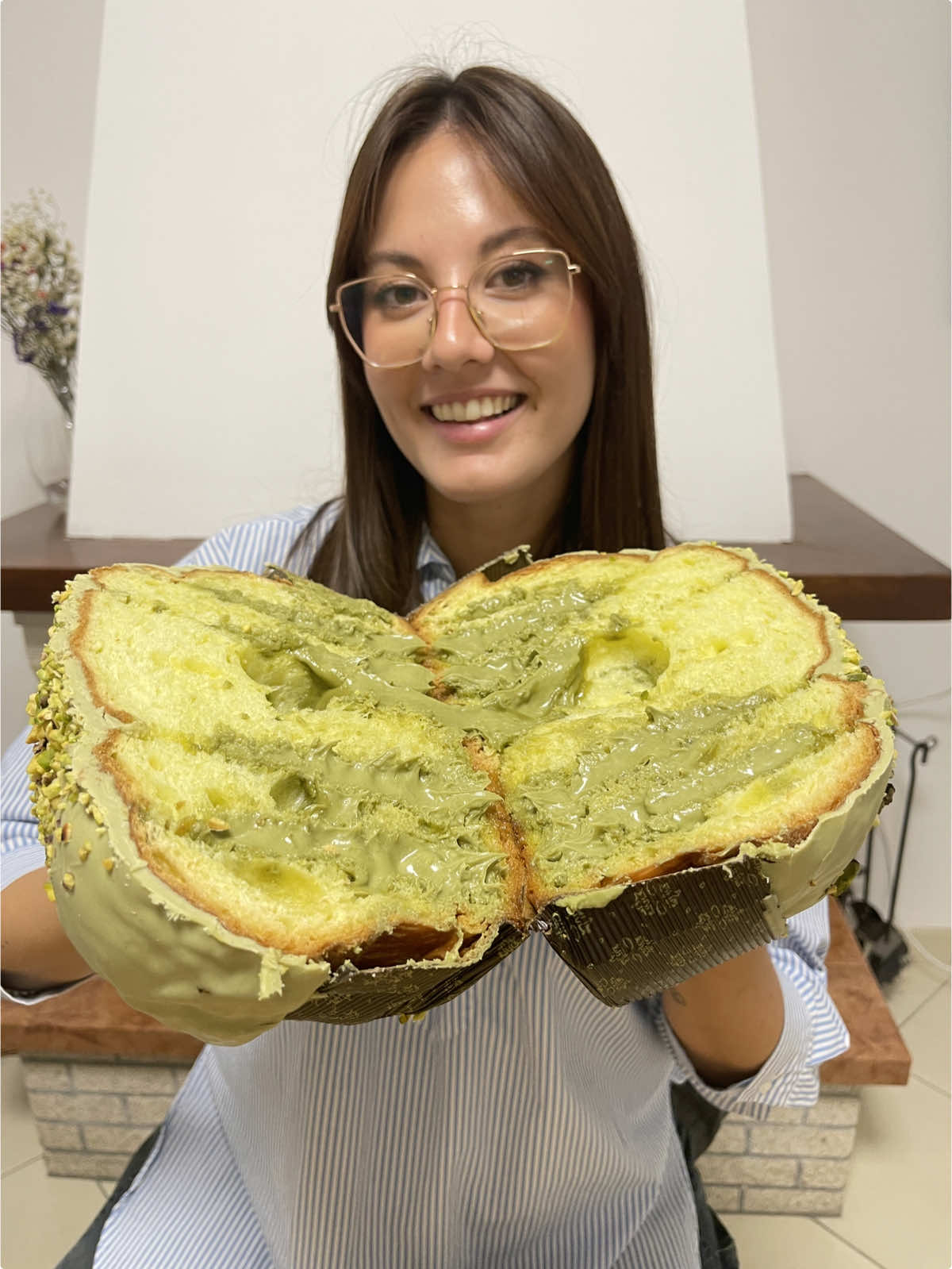 Il nostro panettone artigianale al pistacchio sta per arrivare! 🏡📦 Dal nostro laboratorio alla tua tavola, pronto per essere gustato e condiviso nei momenti più preziosi 💚 I nostri panettoni vengono confezionati con cura e attenzione, per mantenere intatti freschezza e sapore.    ❗️NON DIMENTICARE: Usa il Codice Sconto TIKTOK10 per ottenere un 10% di SCONTO EXTRA sui tuoi panettoni!  Ordina ora e ricevilo in tempo per le feste 👉🏻 cicirittu.it #cicirittu #panettone #panettoneartigianale #pistachio #pistacchiolovers #pistacchio #crema #impasto #texture #natale #natale2024 #FoodTok #yummyfood #tradizioni #perte #fyp #catania🔵🔴 #sicilia 