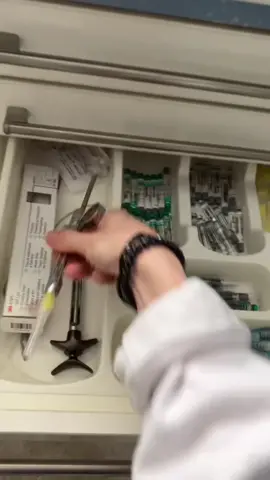 Cuando el paciente te dice que el aguanta el dolor y no le pongas anestesia  Ok tu mismo 👁️👄👁️ #dentist #dentista #trick #pain #dolor #painkiller #fyp #fyppppppppppppppppppppppp #viral #work #anestesia #medicine #doctor 