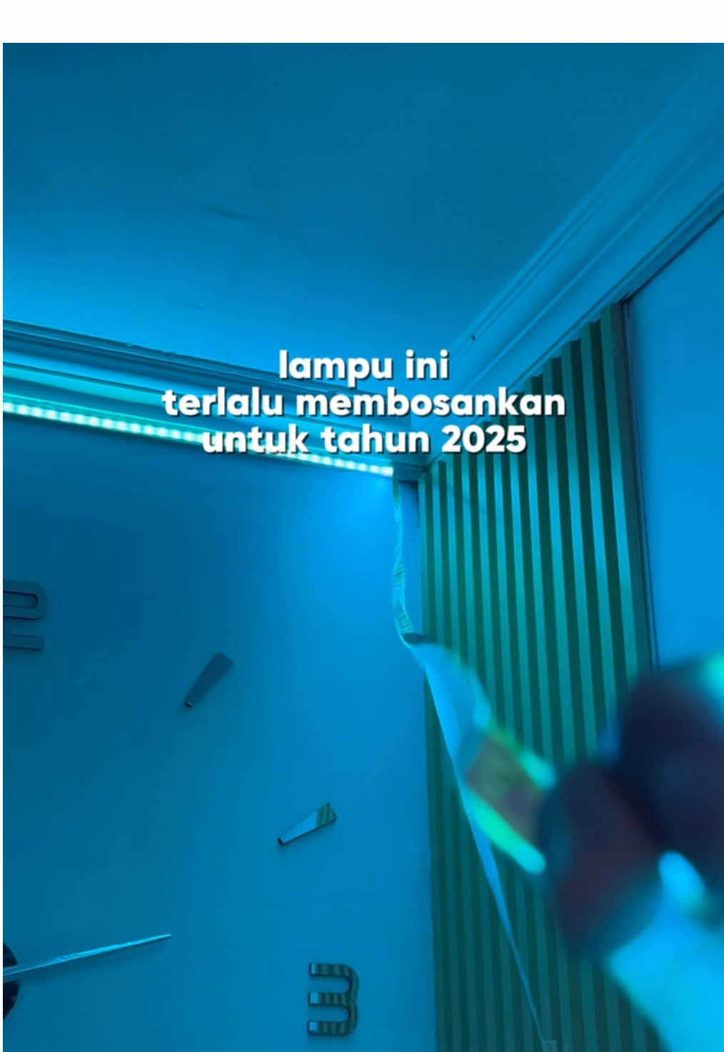 Lampu proyektor langit versi angin topan will be shining 2025 🤩, lampu topan ini bisa pakai powerbank atau adator charger, lampu mini topan ini juga bisa ganti warna pakai remot. #lampuproyektorgalaxy #lampuproyektorlangit #lampuawan #lampuangintopan #lampuaurora #megaguncang1212 #promoguncang1212 