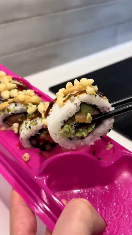 AD new @itsu dragon rolls in Tesco meal deal! 🍣 I’m obsessed with sushi and these were so yummy! My fave part is the toppings that come with it 🤤 they’re only in the Tesco meal deal so run to grab them! #itsu #itsudragonroll #itsumealdeal 