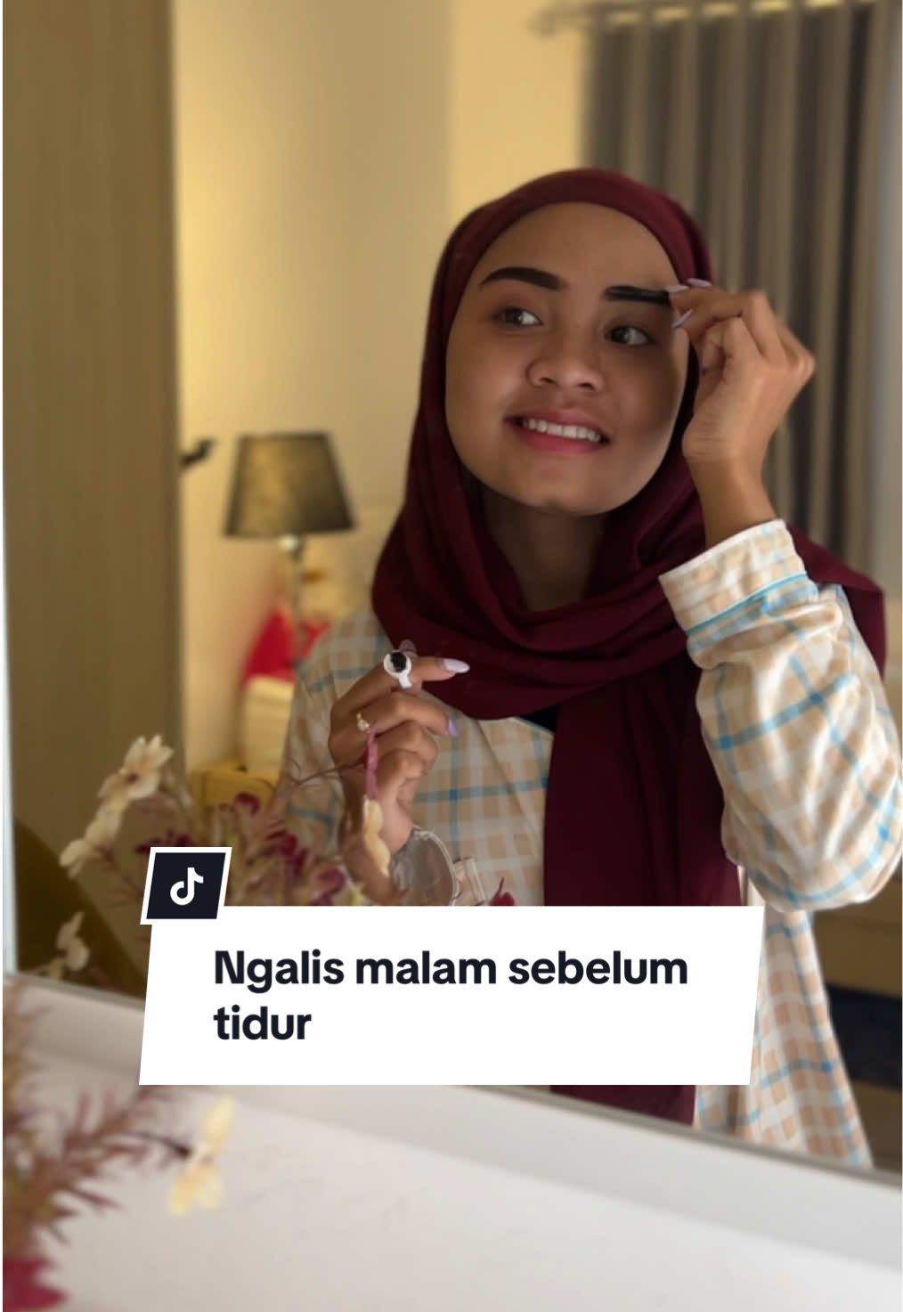 Salah satu manfaat ngalis sebelum tidur adalah saat pagi hari kita tampil rapi dan tidak terburu-buru dalam bersiap  serta bisa langsung menjalani aktifitas dengan percaya diri. Henna Alis browie dengan ketahanan 72 Jam, membuat alis kita cantik dalam waktu 3 hari. Membuat kita menjalani aktifitas lebih sempurna karena kita percaya diri✨ #browie #hennaalis #fyp #jakartaxbeauty2024 #sulamalishalal 