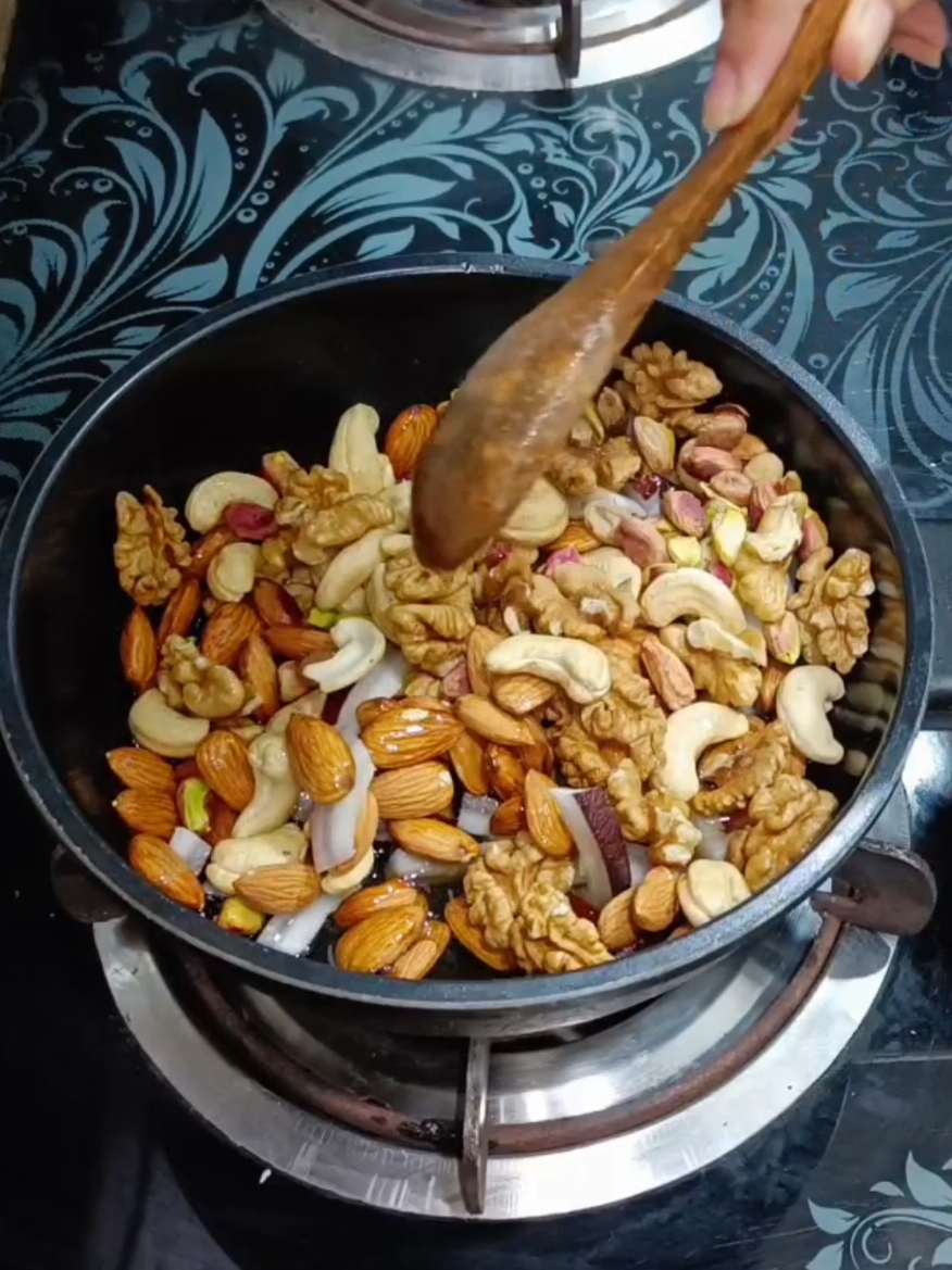 Taqat ka khazana panjeri. سر درد، کمردرد، جوڑوں کا درد کے لیے مفید۔ Powerful Panjeri Recipe for winter. #indianrecipe #viral #fyp #trending #foryoupage #foryou #food #panjerirecipe 