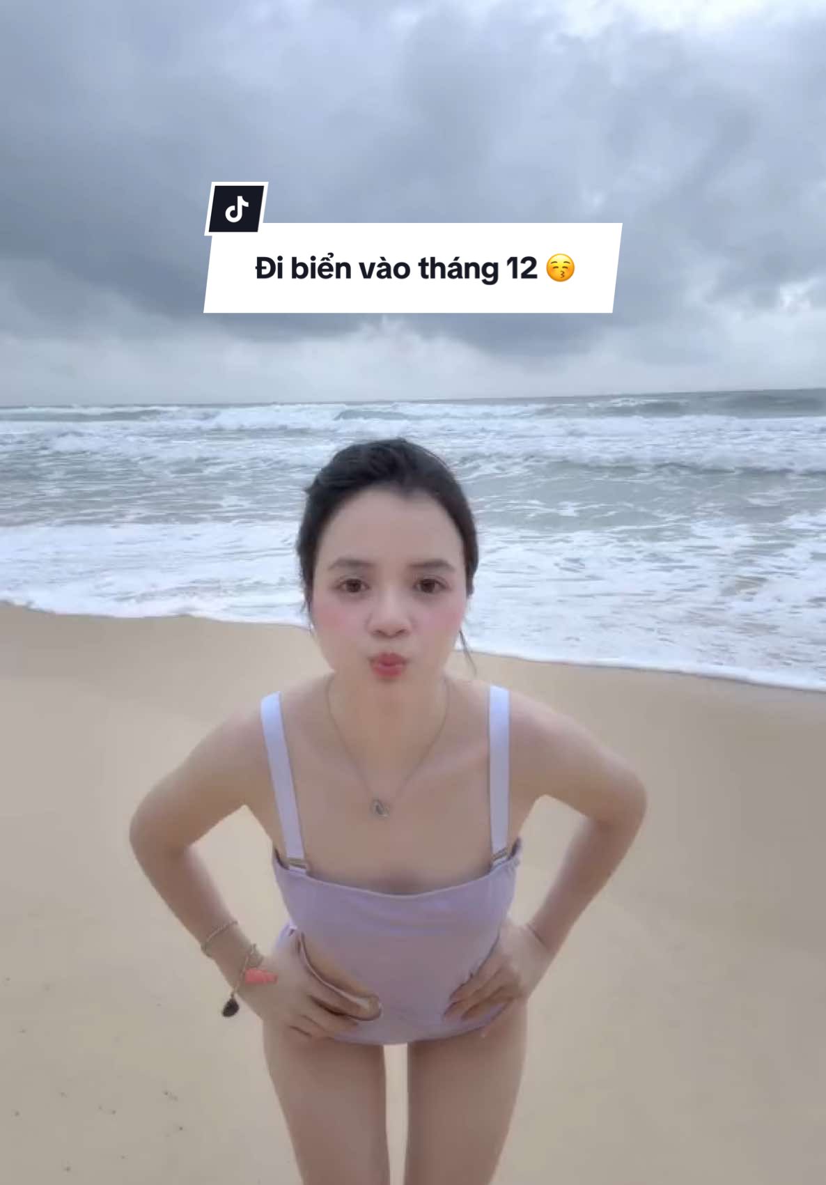 Đi biển mùa lạnh sẽ là cảm giác 1 mình 1 biển quay tóp tóp 😚😚😚 #fyp #xuhuong #viral #bikini #beachvibes 