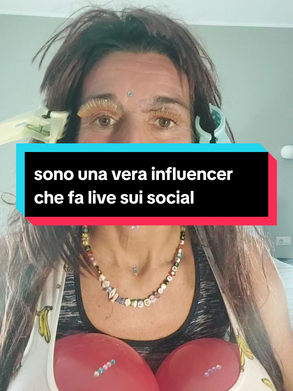 sono una vera influencer  che fa live  sui social. 