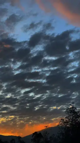 මායාකාරී වලාකුළු 🌬️☁   මේව තියෙන්නෙම ඇබ්බැහි වෙන්න ! 🙈💗 Repost krnwd 🥺💗🌿  . . . . . @SeNuuu 