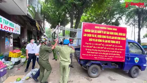 Đồng Nai: Công an ra quân 'dẹp' tình trạng lấn chiếm lòng đường khu vực chợ Biên Hòa Ngày 2/12, Công an thành phố Biên Hòa phối hợp với các cơ quan có liên quan, UBND phường Trung Dũng và phường Quang Vinh (thành phố Biên Hòa) ra quân xử lý các hành vi vi phạm về trật tự công cộng, trật tự đô thị trên tuyến đường Nguyễn Văn Trị và khu vực chợ Biên Hòa. Lực lượng chức năng đã trực tiếp kiểm tra, nhắc nhở và lập biên bản vi phạm hành chính nhiều trường hợp lấn chiếm vỉa hè, lòng đường làm nơi kinh doanh, buôn bán hàng hóa. Cùng với đó, để việc lập lại trật tự đô thị ở khu vực chợ Biên Hòa được hiệu quả, UBND thành phố Biên Hòa đã giao UBND phường Trung Dũng và phường Quang Vinh tiếp tục tuyên truyền đến các tổ chức, cá nhân về quy định như: trật tự, an toàn giao thông đường bộ; quản lý và bảo vệ kết cấu hạ tầng giao thông đường bộ.   UBND thành phố Biên Hòa nhấn mạnh, chủ tịch UBND các phường phải chịu trách nhiệm trước Chủ tịch UBND thành phố nếu để xảy ra tình trạng tái lấn chiếm lòng đường, vỉa hè làm nơi buôn bán và các vi phạm khác. Đợt ra quân bắt đầu từ ngày 30/11 đến 15/12 và tập trung vào các khung giờ cao điểm như: từ 6h-9h, 16h-18h, 19h-21h. Trước đó, từ ngày 22 đến 29/11, UBND phường Trung Dũng và phường Quang Vinh, cùng các cơ quan có liên quan đã tổ chức tuyền truyền, cho các hộ dân ký cam kết không lấn chiếm vỉa hè, lòng đường. Phóng viên thực hiện: Minh Thành - Lê Duy Theo nguồn Báo  Đồng Nai Online Chuyển đổi số: Tin tức Đồng Nai 24h #dongnai #bienhoadongnai #nguoidongnai #tintuc24h #tintucdongnai24h #news #tintuc #trangbom #bienhoa #longthanh #dongnai60 #rubella #dichsoi #trangboom #thongnhat #bienhoadongnai60 #tphcm #binhduong #vinhcuu #dansinh #buonban #muusinh