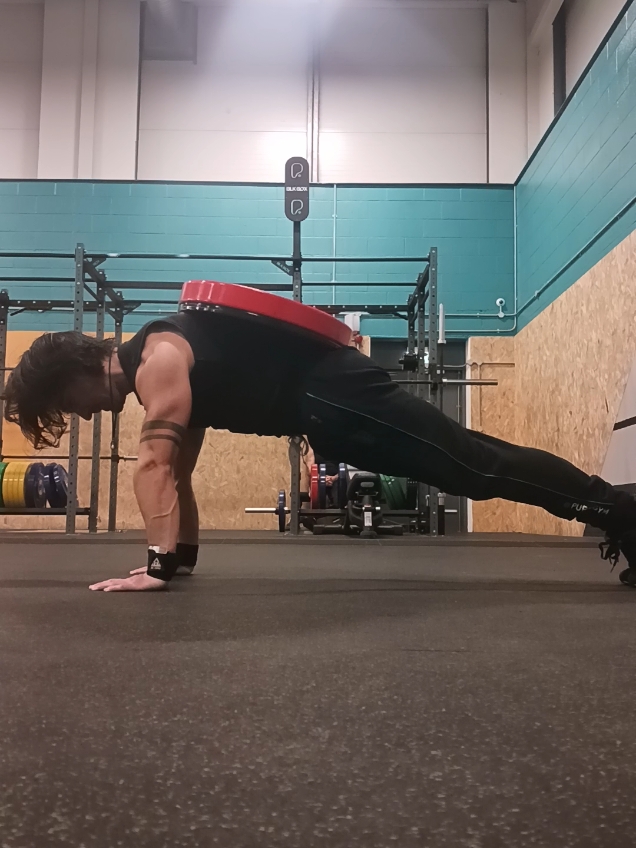 30KG Push ups, really focusing on my Weighted calisthenics lately, which is also transferring over to skill training progress as well. #calisthenics #weightedpushups #pushups #weightedcalisthenics 