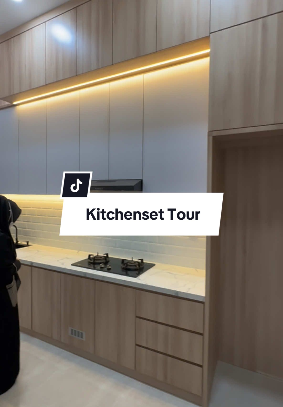 Kitchenset Tour #kitchensetminimalis #interiordesign #interiorbanyuwangi #interiorbali #interiorjember #rumahminimalis #rumahindustrial #dapurestetik #backdroptv #dapurminimalis 