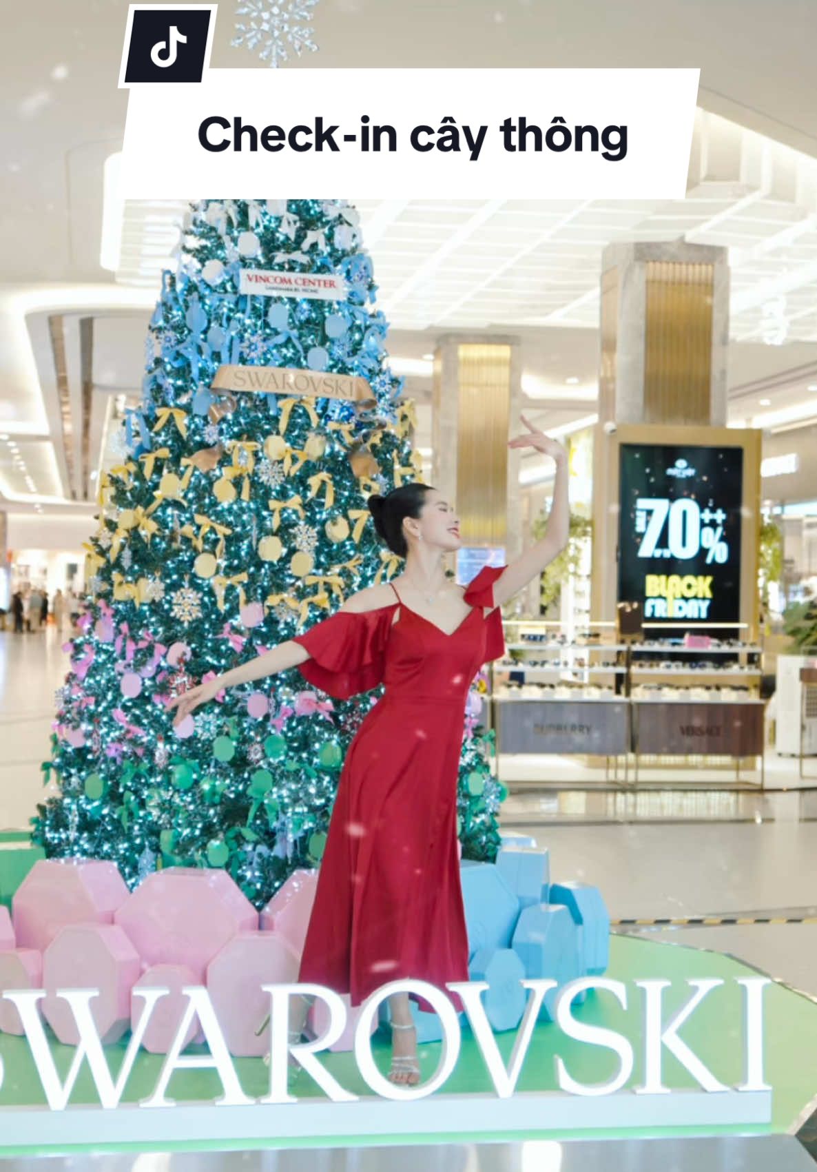 Chrismas Checklist: ✅ Check-in cây thông Swarovski Vincom Landmark 81,  chờ cả nhà tương tác để Đan có cơ hội nhận quà trang sức thôi đó 🤩🎄✨#yendan #BeautyTok #goclamdep #christmastree #xmas2024 #Swarovski