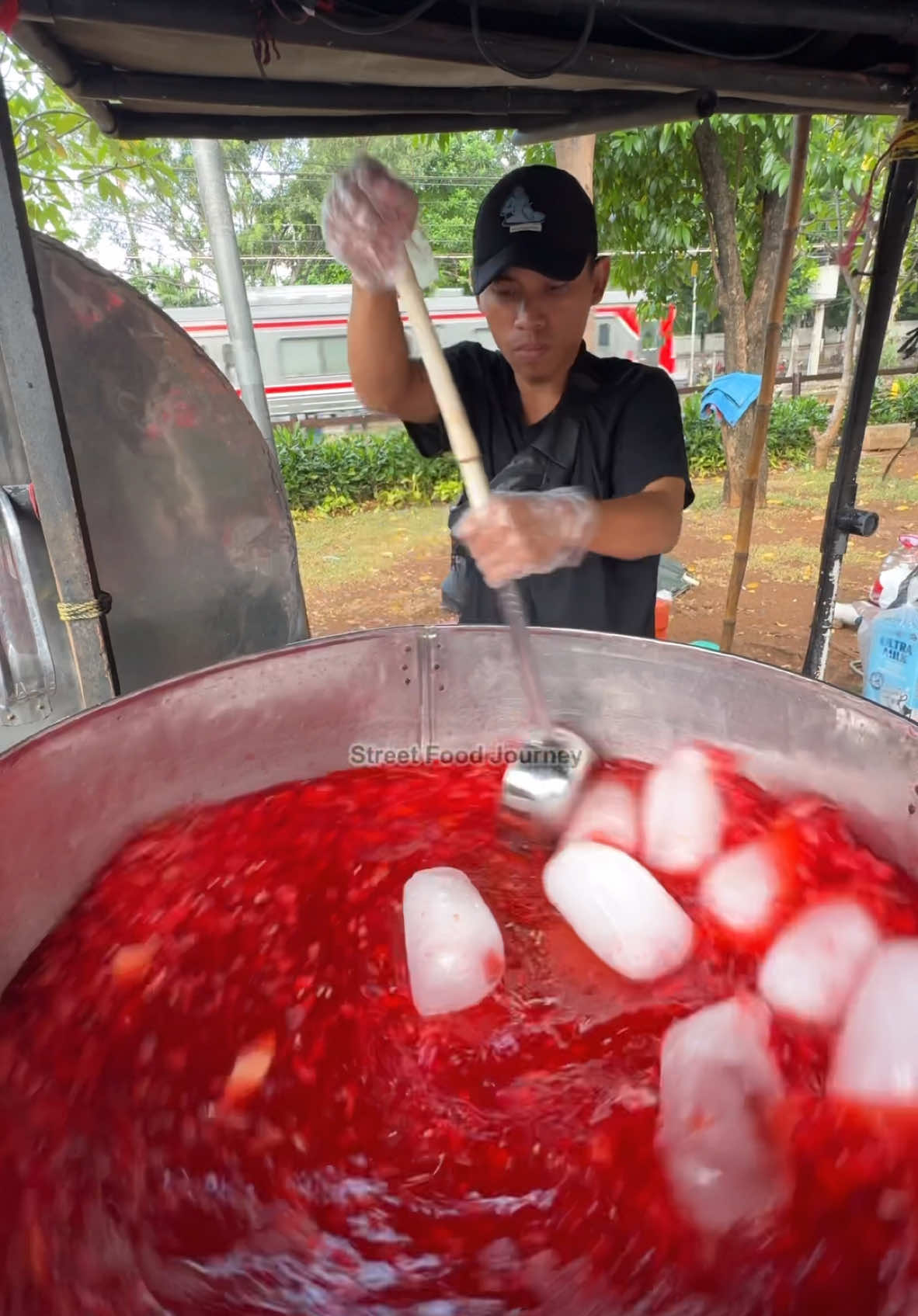 Massive Watermelon Juice In Jakarta - Indonesian Street Food 🔍 Business name  Watermelon Juice  📍Address TukangTamanKu, Jakarta Selatan 💵 Price  Rp 8.000 /$ 0.50 USD #watermelon #juice #indonesia 