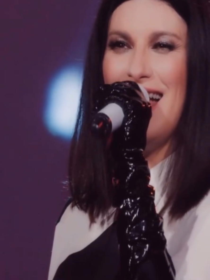 #laurapausini #lapau #pausiniani #fyp #2023 #milano  #italy #animeparallele #laurapausiniworldtour #europe #wintertour #straniamori #amorestanextraños #90s  #laurapausinifans  #popstars #popmusic #musicaitaliana #concert #newlook #documental 