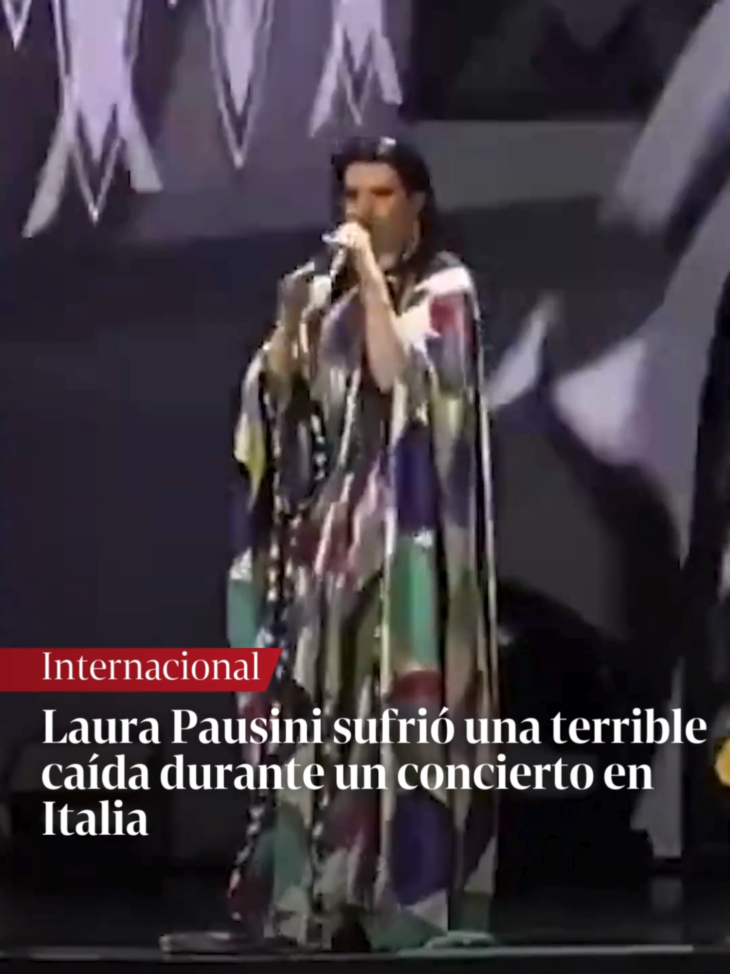 👏Y SIGUIÓ CANTANDO | La cantante italiana Laura Pausini sufrió una aparatosa caída durante su concierto en Milán y se hizo viral en las redes sociales. #laurapausini #caidasgraciosas#caidasepicas