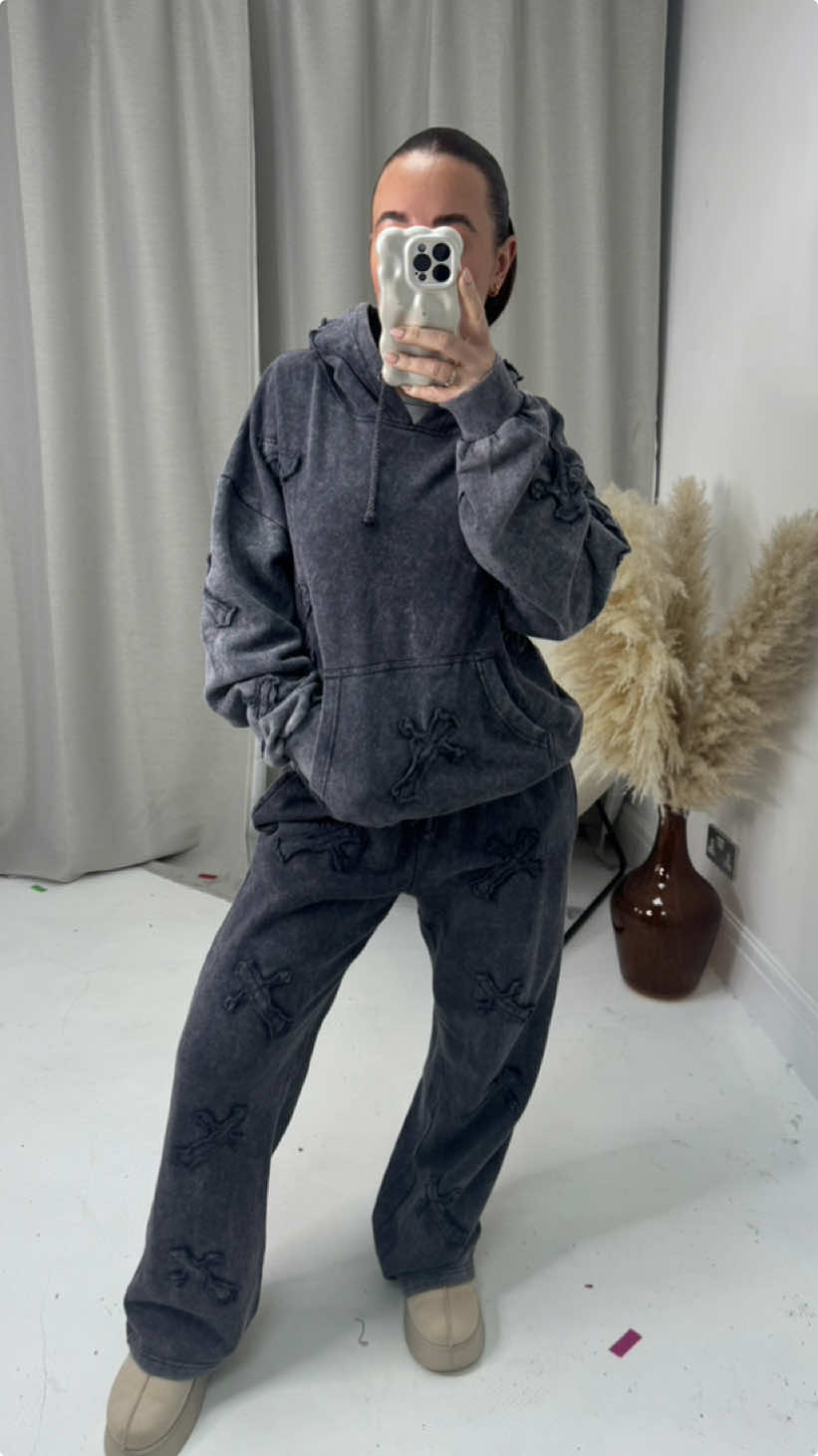 I can’t quite believe the price for a tracksuit of this quality😍  Add to your basket immediately🩷  #bluebelleuk #OOTD #tracksuit #loungewear #outfitinspo #tiktokmademebuyit #TikTokShop #loungset 