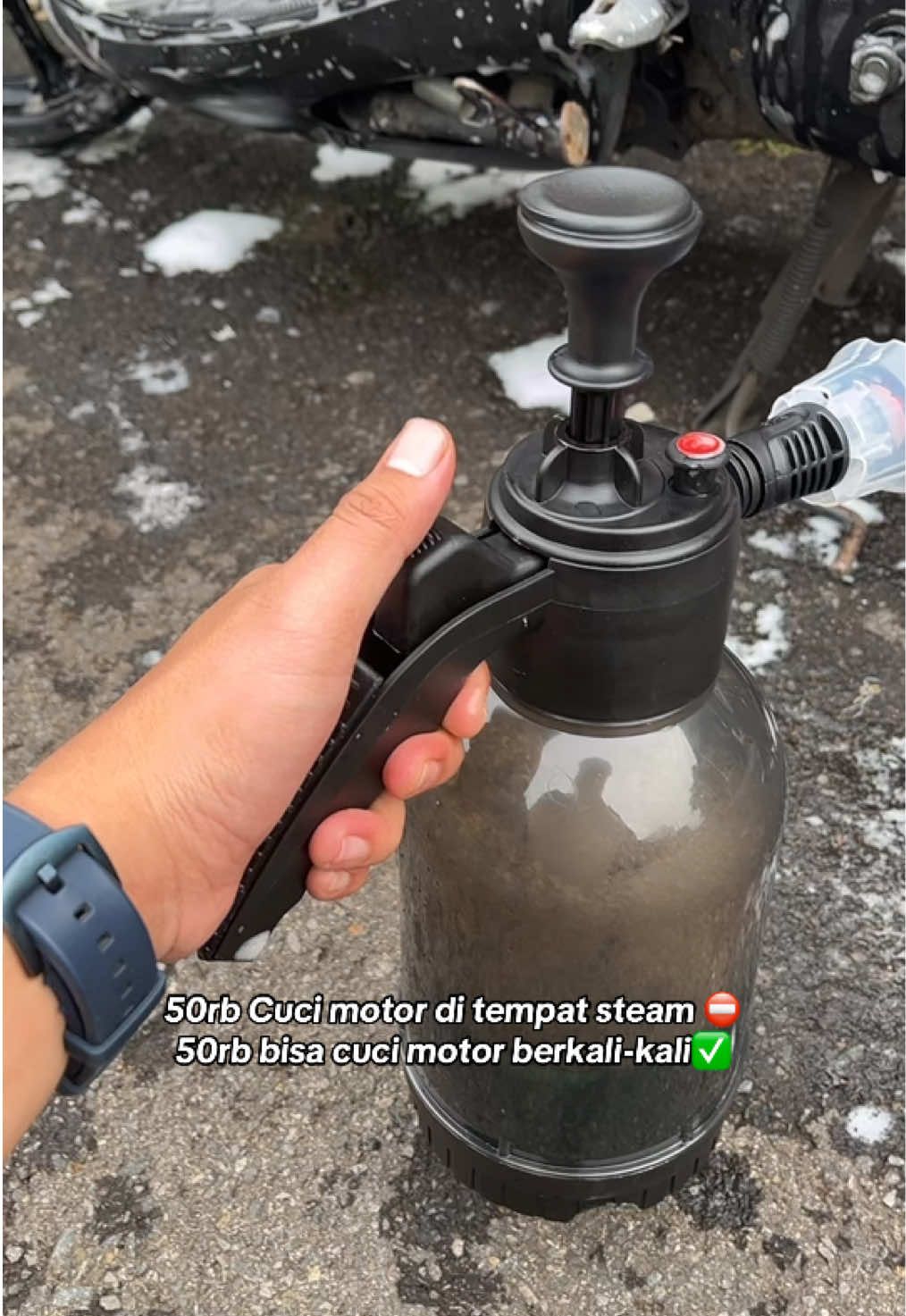 Udah ga usah ribet lagi pergi ke tempat cuci motor, nih udah ada Semprotan salju bikin cuci motor di rumah makin asikkk #semprotansalju #alatcucimotor #semprotansaljucucimotor 