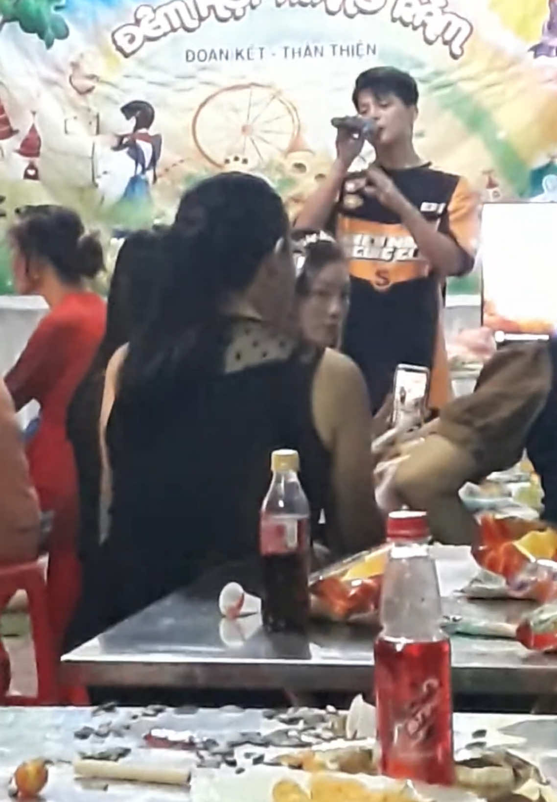 Tư liệu lịch sử của Rhyder 😂 Hồi này Trung Thu 2022 ẻm sang phố tui dạo lấy 2 bài hát hay quá tới giờ mẹ t còn đang nhắc mãi. Ẻm đẹp trai hát hay lắm quý vị ơi đừng chê ẻm trẩu nữa. Bh t đc dịp gáy rồi. Sĩ quá🤣  #Rhyder #nguyenquanganh #rhyderdgh #quanganhrhyder #fyp #trending #xuhuong #atsh #anhtraisayhi 