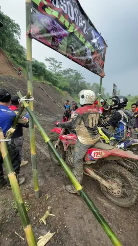 Tutorial merusak motor 😆 Acara gasos2 #trailadventureindonesia #trabas #klx #crf #trailkabutsalju #fyp 