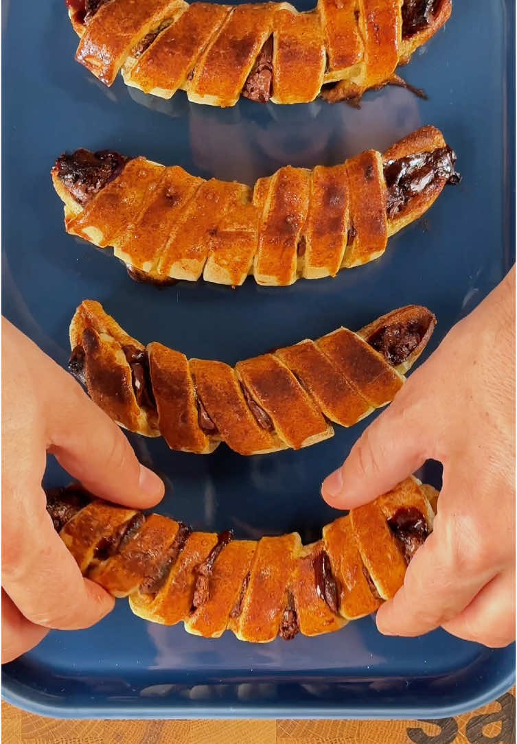 🍫🍌Chocolate Banana Bites🤤, recipe👇 For a delectable snack, slice a banana lengthwise and fill it with chocolate. Wrap the banana in puff pastry, brush with egg yolk, and bake at 180°C for 20 minutes. Once baked, drizzle with melted chocolate. Enjoy! Would you try making this?🤤 #banana #bananas #dessert #chocolate #chocolatelover #Recipe #recipeoftheday #food #healthyfood  #delicious #recipeideas #snack #snacklover #snackideas #snackrecipes 