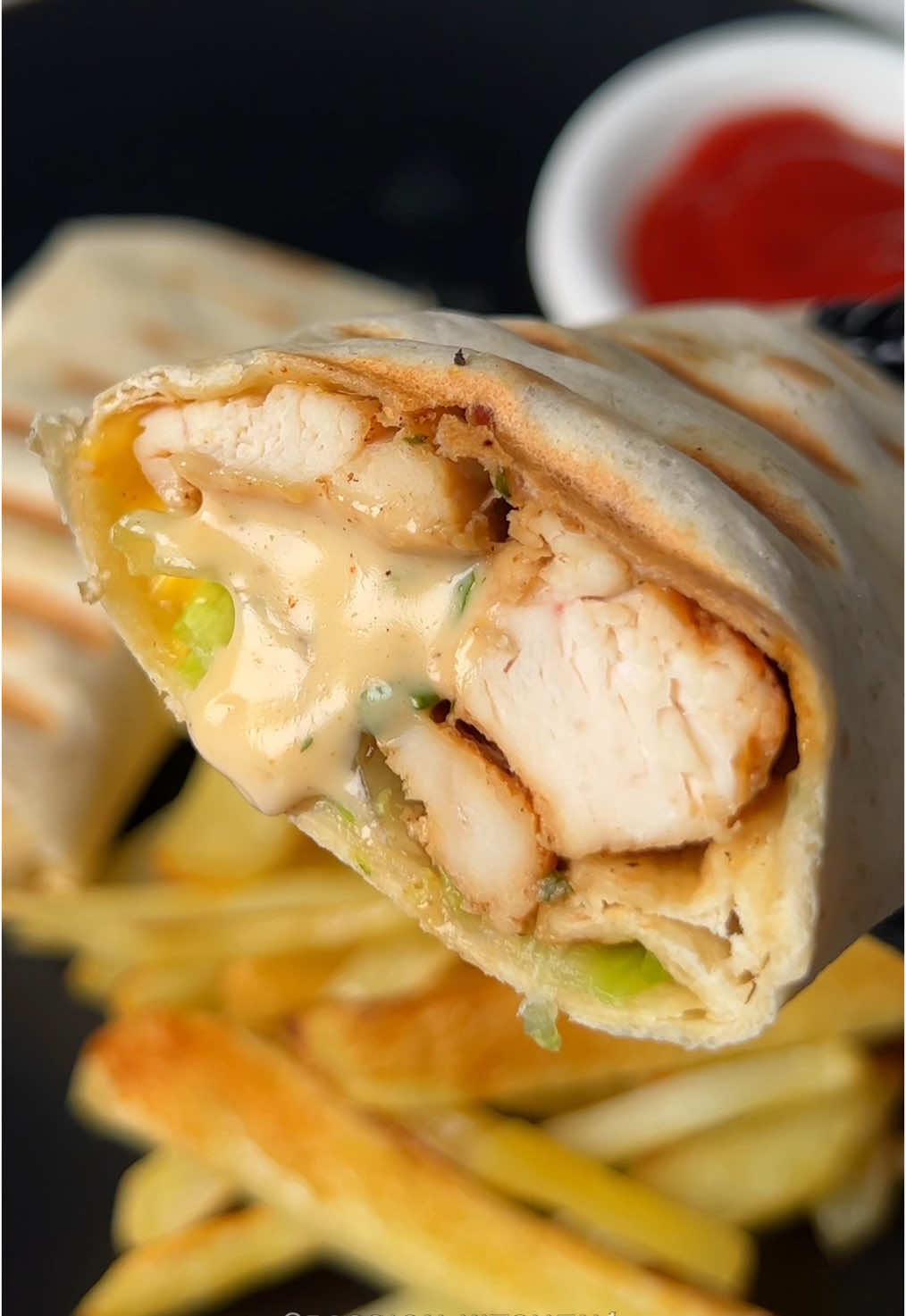 ألذ تتبيلة صدور دجاج مشوي للساندوتش 🥙 Chicken Wrap  @passion.kitchen1  المقادير والطريقة: ١ صحن صدور دجاج مقطعه شرايح نحيفة تورتيلا او ساندويتش او ممكن تاكل مع السلطة  بصل مقطع بجوانح  التتبيلة: ١/٤ كوب زبادي ١/٢ م ك ثوم مهروس ٢ م ك زيت زيتون ١ م ك عسل  ١ م ك بقدونس مفروم  البهارات( ملح - فلفل اسود- بودرة ثوم - بودره بصل - بابريكا) الصوص: ٢ م ك مايونيز  ١ م ص سيراتشا ١ م ص بقدونس  ١/٤ م ص فلفل اسود  . في اناء نضع صدور الدجاج والتتبيله وتترك جانباً ٢٠ دقيقة ( كل ما خليناها اكثر افضل ) في تاوه على نار هادئه نشوح البصل حتى يتكرمل ويذبل ويرفع في اناء نترك جميع مكونات الصوص وتترك جانباً على تاوه بحراره متوسطه الى عاليه يشوى الدجاج حتى يتشقر ويرفع في التورتيلا نضع الصوص ثم الدجاج والبصل وشرائح الجبن ثم الخس وتلف وتحمص ثم تقدم ( يمكن تقديمها مع ساندويتش او سلطه بدلا من التورتيلا ) وبالعافية.. #الشعب_الصيني_ماله_حل😂😂 #غداء #عشاء #جوع_اخر_الليل #ساندويتش #sandwich #tortilla #chickenwrap #صدور_الدجاج #دجاج_مشوي #سهله_وسريعه 