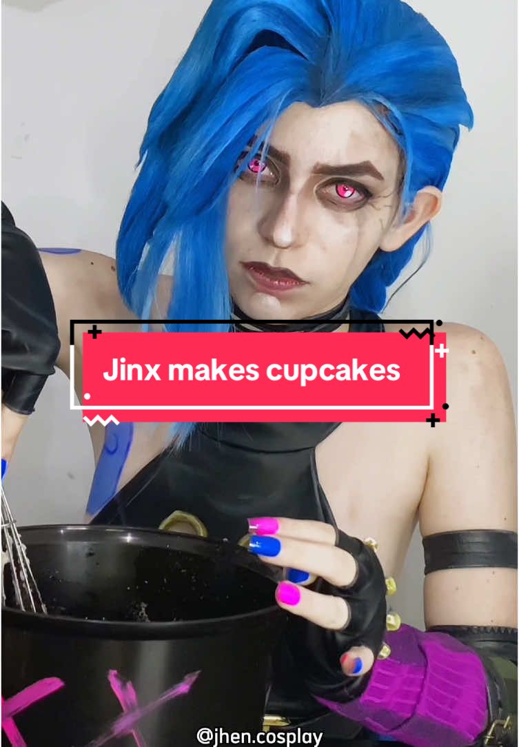 Um corte dos melhores momentos do meu primeiro vídeo no youtube “Jinx faz cupcakes - COZINHANDO COM COSPLAY #1”, link na bio do tiktok (e dependendo do dia que você estiver lendo isso, pode ter o link nos stories também kkkkk)  #jinx#arcane#cosplay 