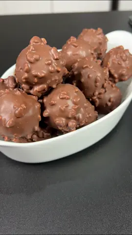 Ferrero Rocher Bom Bom Caseiro Feito Com Poucos Ingredientes  #receita #reels #videoviral #tik_tok #receitasfaceis #bombom #ferrerorocher 