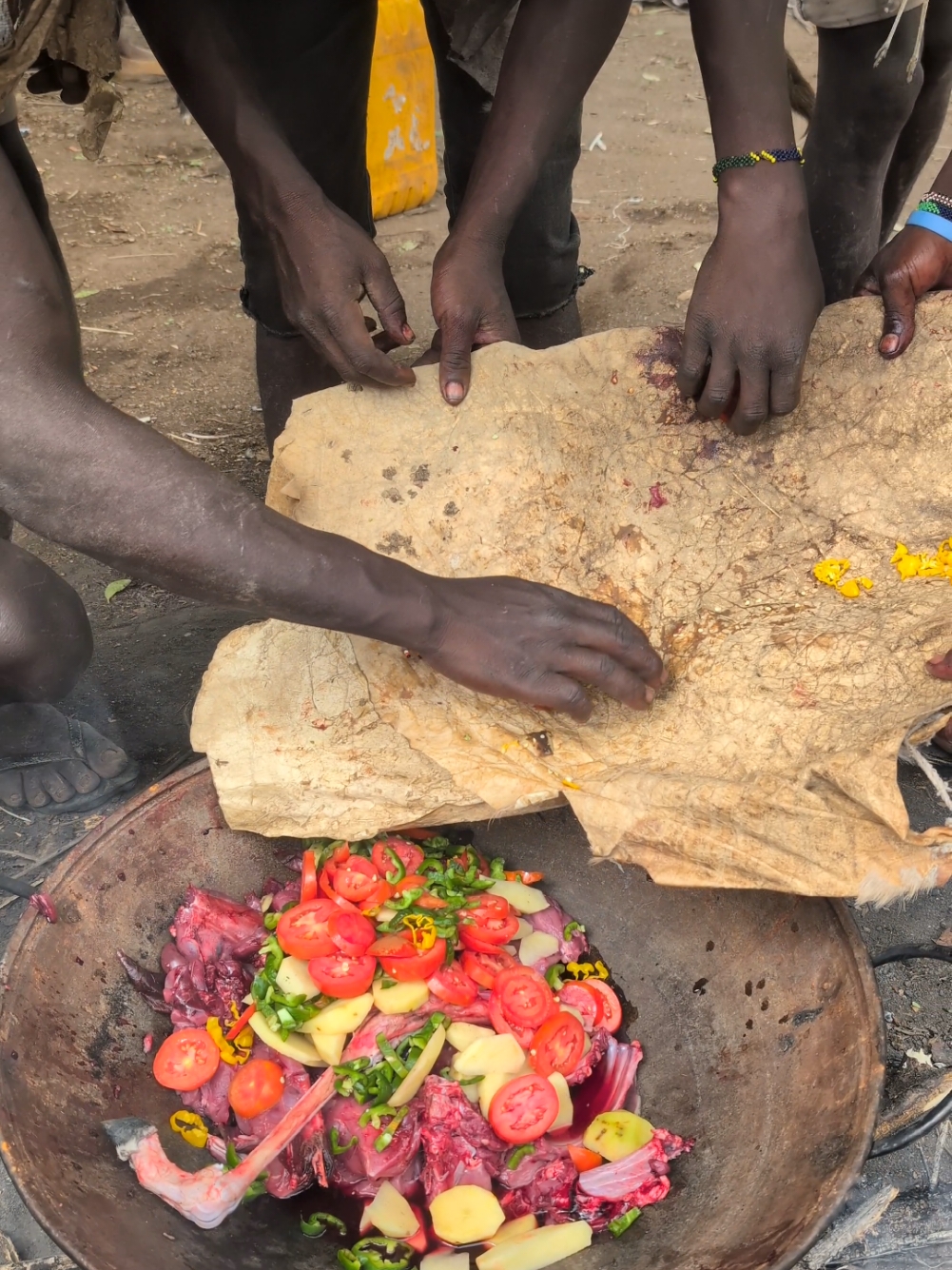 Hadza hunters preparing their special lunch today 😋😍‼️#USA #UK #tiktokindia #hadzabetribe #africastories 