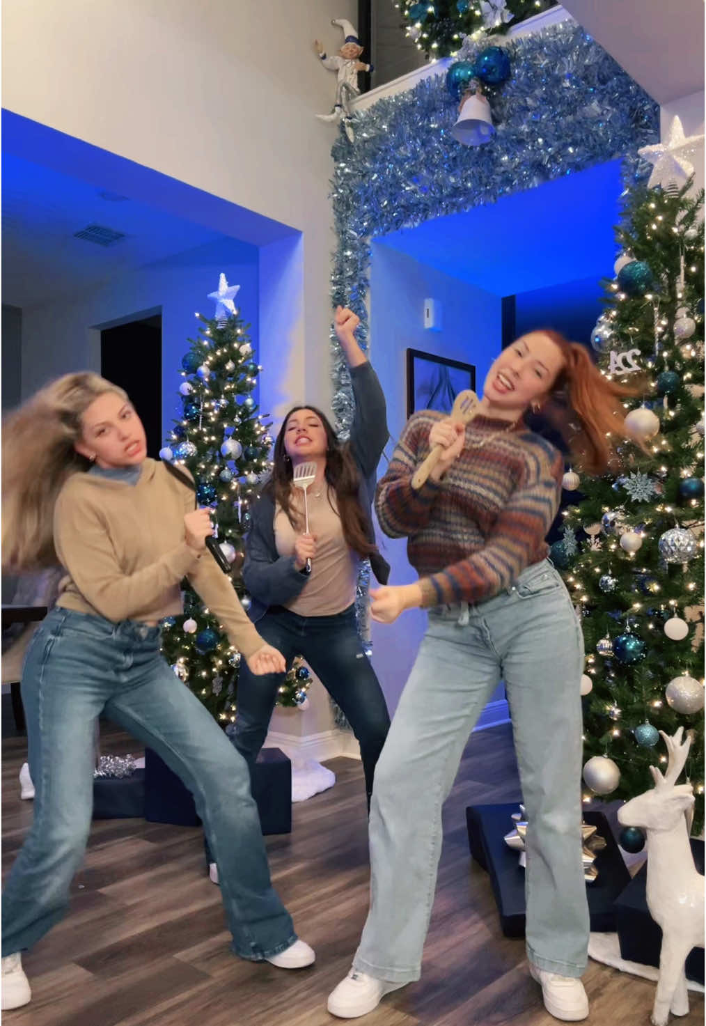 It’s TIIIIIIMMMEEE 🎄 #fyp #trending #dance #sisters 