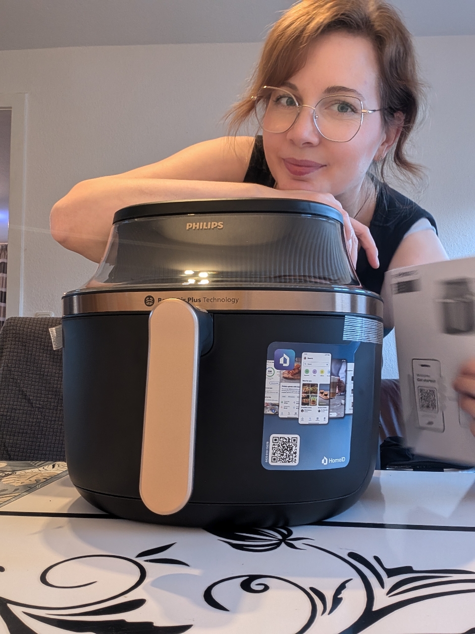 Philips 3000 Series NA332/00 Airfryer 6.2 – Mein neuer Küchenstar ⭐ 🔸 Anzeige 🔸 Ein riesiges Dankeschön an @Philips und @influenster für diesen großartigen Airfryer! 🙌✨ Ich liebe es, neue Rezepte auszuprobieren, und dieses Gerät hat mein Kocherlebnis komplett verändert. 🧑‍🍳 🍴 Was macht ihn so besonders? Großes Volumen: Mit 6,2 Litern perfekt für die ganze Familie oder Dinner-Partys. 👨‍👩‍👧‍👦 Einfache Bedienung: Das Menü ist super intuitiv und leicht verständlich – kein Rätselraten! 📋✔️ Kürzere Kochzeit: Schneller, gesünder und die Ergebnisse sind einfach köstlich. 🤤💨 Leichte Reinigung: Kein Stress danach – die Reinigung ist ein Kinderspiel! 🧽🫧 Elegantes Design: Die goldenen Details machen es zum Blickfang in jeder Küche. ✨🏡 💰 Und das Beste? Es kostet nur 170 Euro – ein echter Preis-Leistungs-Hit! 🎉 Schaut euch mein neues Video an, wo ich euch eine leckere Rezeptidee präsentiere und den Airfryer in Aktion zeige. 🎥🍟 #PhilipsAirfryer #KitchenGoals #HealthyCooking #ThankYouPhilips #FoodLover #EasyCooking #AirfryerMagic#influenster 