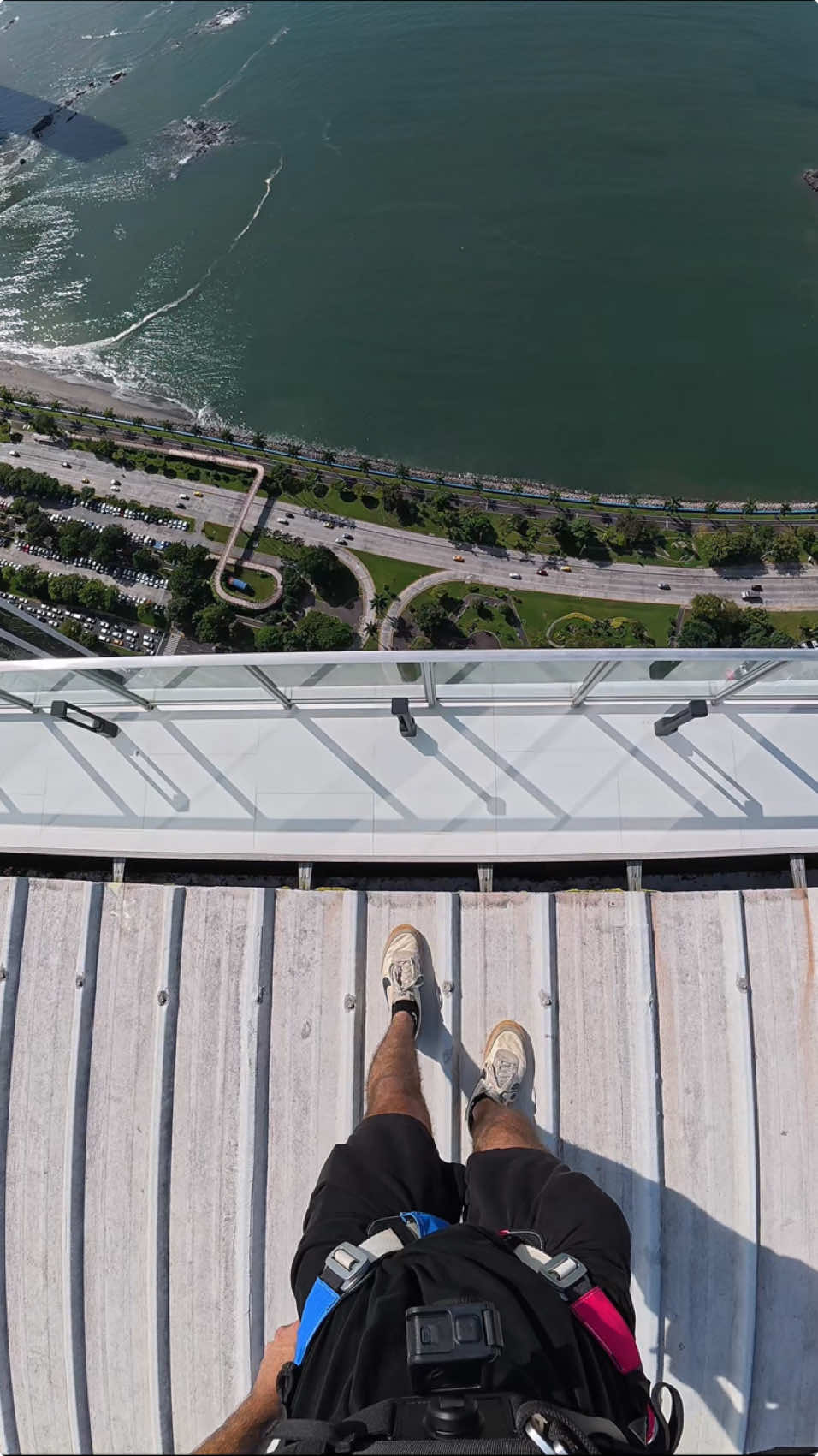 3.2.1 💨 Watch till the end for a surprise 🙋‍♀️✈️  #parachute #basejump #urban #city #skydive #basejumping #panama #skydiving #urbex #rooftop #adrenaline 