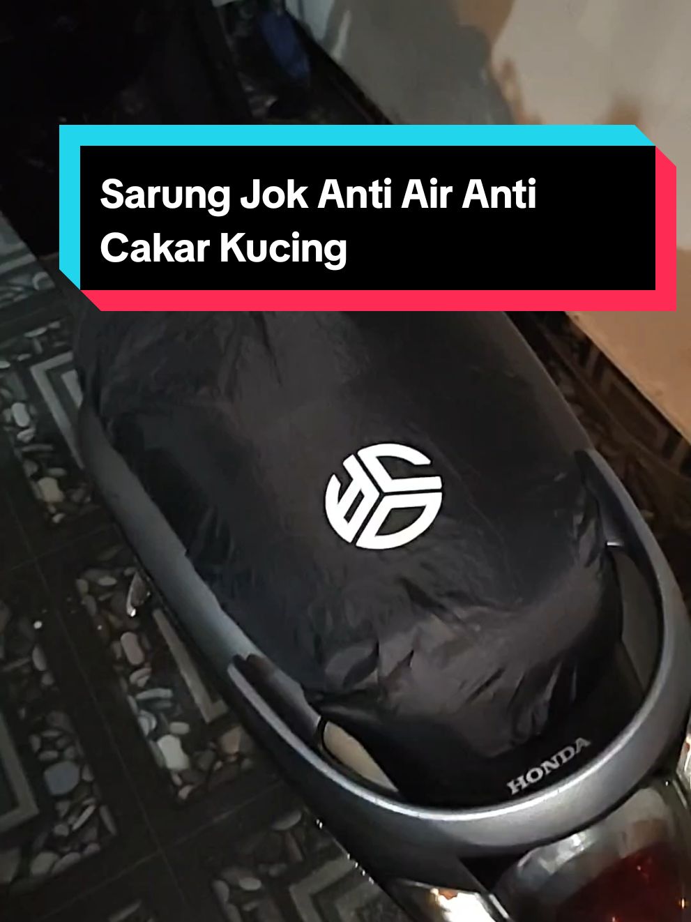 sarung jok ini solusi banget buat motor karena anti cakar kucing sama anti air, aman deh #coverjok #sarungjok #coverjokanticakarkucing 