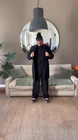 Vous en pensez quoi de cet outfit ? #airmaxsafari #outfit #trench #vestelongue #fullblack #fashion 