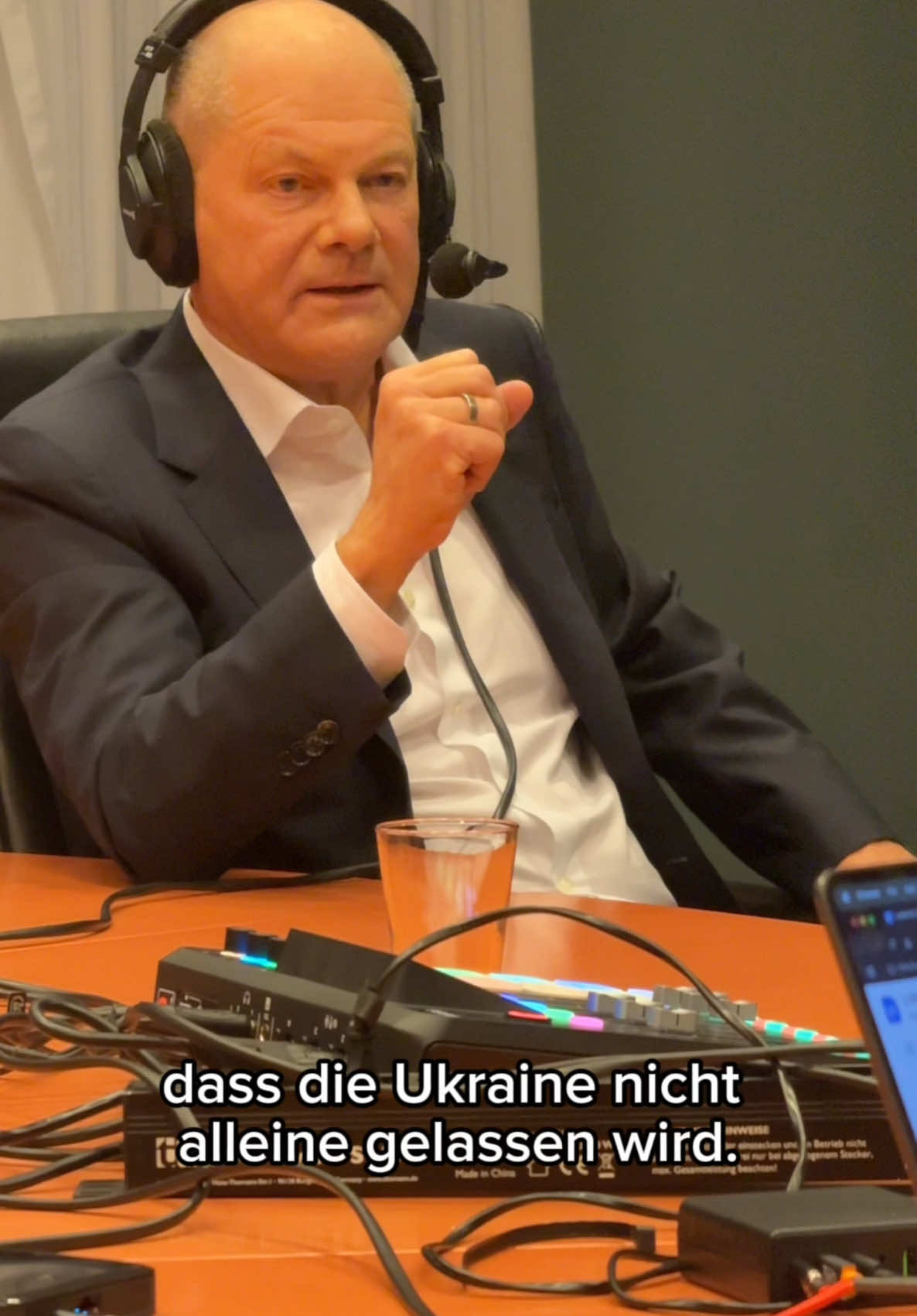 Die Ukraine nicht alleine lassen – und dafür sorgen, dass der Krieg nicht eskaliert. Bei @Lage der Nation Podcast erklärt der Kanzler, worauf es jetzt ankommt.  #Bundeskanzler #OlafScholz #kanzler 