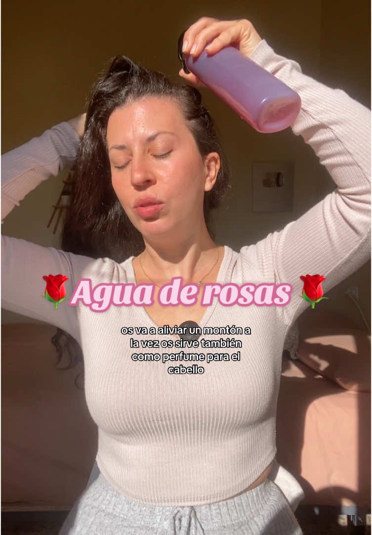 🌹Agua de rosas🌹 para hacer crecer el pelo y tenerlo increible ✨ El agua de rosas es un aliado natural para mantener un cabello saludable y lleno de vida. Gracias a su capacidad para mejorar la circulación sanguínea en el cuero cabelludo, este tónico ayuda a fortalecer los folículos capilares, promoviendo así el crecimiento del cabello de manera más rápida y efectiva. Además, su acción hidratante es perfecta para combatir la sequedad y el frizz, dejando el cabello más suave y manejable. Una de sus propiedades más destacadas es su capacidad para equilibrar el pH del cuero cabelludo. Esto resulta fundamental para prevenir problemas comunes como la caspa, el exceso de grasa o la irritación. Al restaurar este equilibrio natural, el agua de rosas también reduce la caída del cabello, haciendo que se vea más fuerte y voluminoso. Por otro lado, su acción refrescante y calmante convierte al agua de rosas en un remedio ideal para quienes sufren de cuero cabelludo sensible o inflamado. Con su uso regular, no solo sentirás el cabello más saludable, sino que también disfrutarás de su delicado aroma floral, que aporta una sensación de frescura y bienestar. Incorporar agua de rosas en tu rutina capilar es sencillo: puedes aplicarla directamente como tónico, mezclarla con tu champú habitual o usarla en tratamientos caseros para revitalizar el cabello. Sus beneficios, respaldados por la naturaleza, harán que tu melena luzca radiante y llena de vida. #pelolargo #cabellolargo #crecepelo #cabellosaludable 