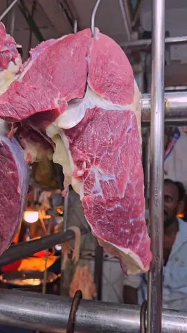 I really love fatty Meat.  Why is the meat dancing 🕺to the tune of Kasongo?