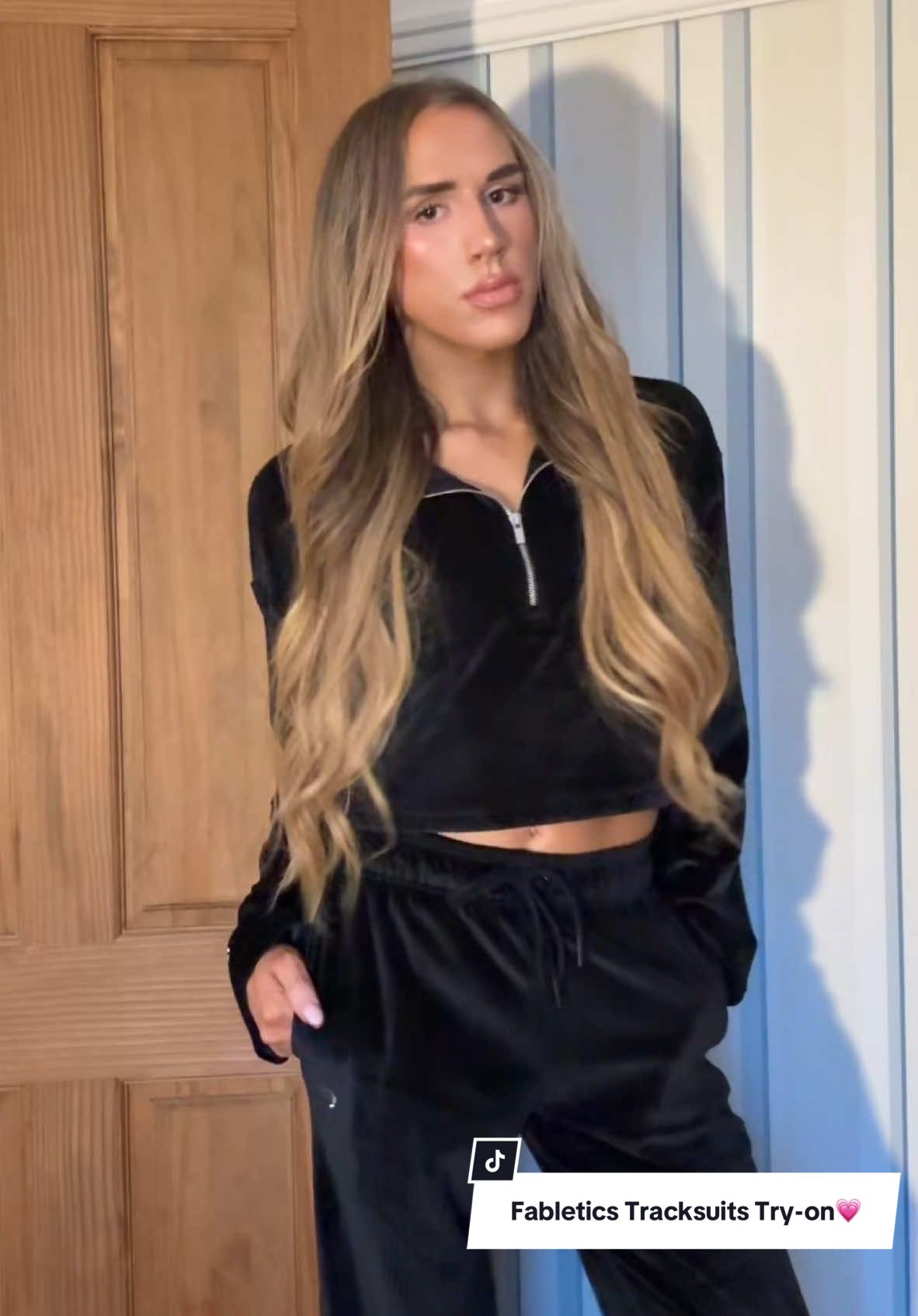 The softest velour tracksuits!😍😍@FableticsEU ad @Fabletics  #teamfabletics #fabletics #tracksuit #winteroutfit #winterfashion #velourtracksuit 