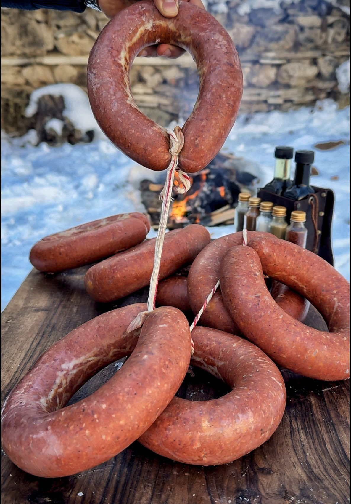 Sucuk Gömme - Bury Sausage Bideo: @chefganicaglar 👨🏽‍🍳 Malzemeler: - Sucuk - Arpacık soğan - Sarımsak - Domates - Kornişon turşu - Pul biber - Tuz Materials:  - Sausage  - Shallot  - Garlic  - Tomatoes  - Gherkins  - Chili pepper  - Salt Yapılışı: Sucuğun kabuğunu soyup soğan ve sarımsaklar ile streçe sarıp köze gömüyoruz. Közde 20 dakika kalması yeterli. Afiyet olsun. How to make: We peel the skin of the sausage, wrap it in stretch wrap with onions and garlic, and bury it in embers. 20 minutes in the embers is enough.  Enjoy your meal. #sausage #chef #food #new  #yemek #life #reels #chefs #steak #adventure #asmr #2025 #holiday #newyear #cheflife #life