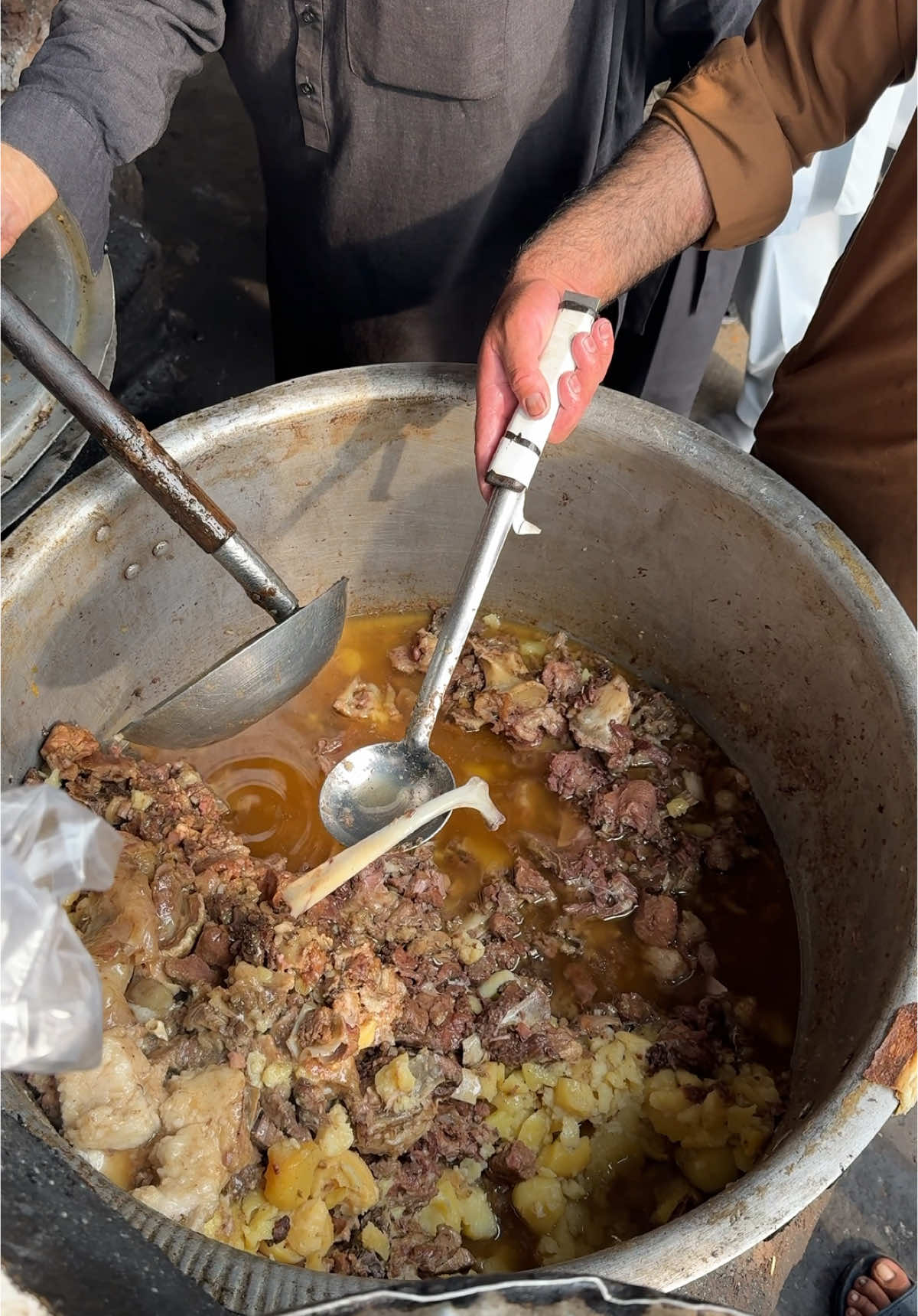 Oily gravy over beef and potatoes for the perfect dish #beef #potato #tasty #tastyfoods #food #fyp 