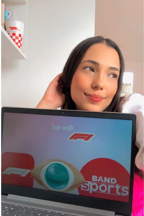 Além disso, dá pra assistir ao vivo pelo site da Band 🫶🏻 Quer ter o molho também? Comece a acompanhar Fórmula 1 💅🏻 #formula1 #formulaone #f1 #ayrtonsenna #charlesleclerc #maxverstappen #carlossainz #lewishamilton #ferrarigirl #f1tiktok #ferrari #fofoca @Formula 1 