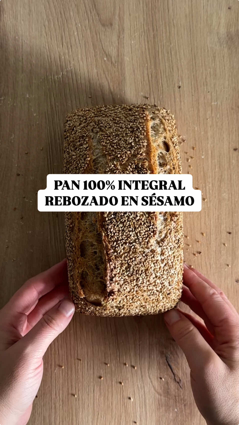 PAN 100% INTEGRAL CON COBERTURA DE SÉSAMO. Para mí este es el pan perfecto para desayunar. Tostadas integrales que al tostar hacen resaltar la cobertura de sésamo. Así simplemente ya es increíble, pero yo aún por encima le pongo un bueeen AOVE y miel. Mi desayuno (casi) diario. Yo lo hice con masa madre de harina blanca para ganar algo de volumen en la pieza final, pero perfectamente se puede hacer con harina integral la masa madre integral. Esta fórmula también valdría para la espelta, pero no para el centeno! Aviso porque seguro que me preguntáis. 500 g harina trigo integral 375 g agua 150 g masa madre harina fuerza 10 g sal Mezclamos, reposamos, un par de rondas de pliegues cada 15 minutos y fermentación en bloque a temperatura ambiente de 2-3 horas o en nevera 12. Después formamos, barnizamos en sésamo y al molde. Otra fermentación (más corta) y al horno con vapor a 250 grados calor abajo 15 minutos. Después 40 más a 180-190 grados. Uno de mis panes favoritos. Saludable, rico y saciante! #pan #panintegral #sourdoughbread #masamadre #pandemasamadre #pan #bread #healthy #sourdoughbread 