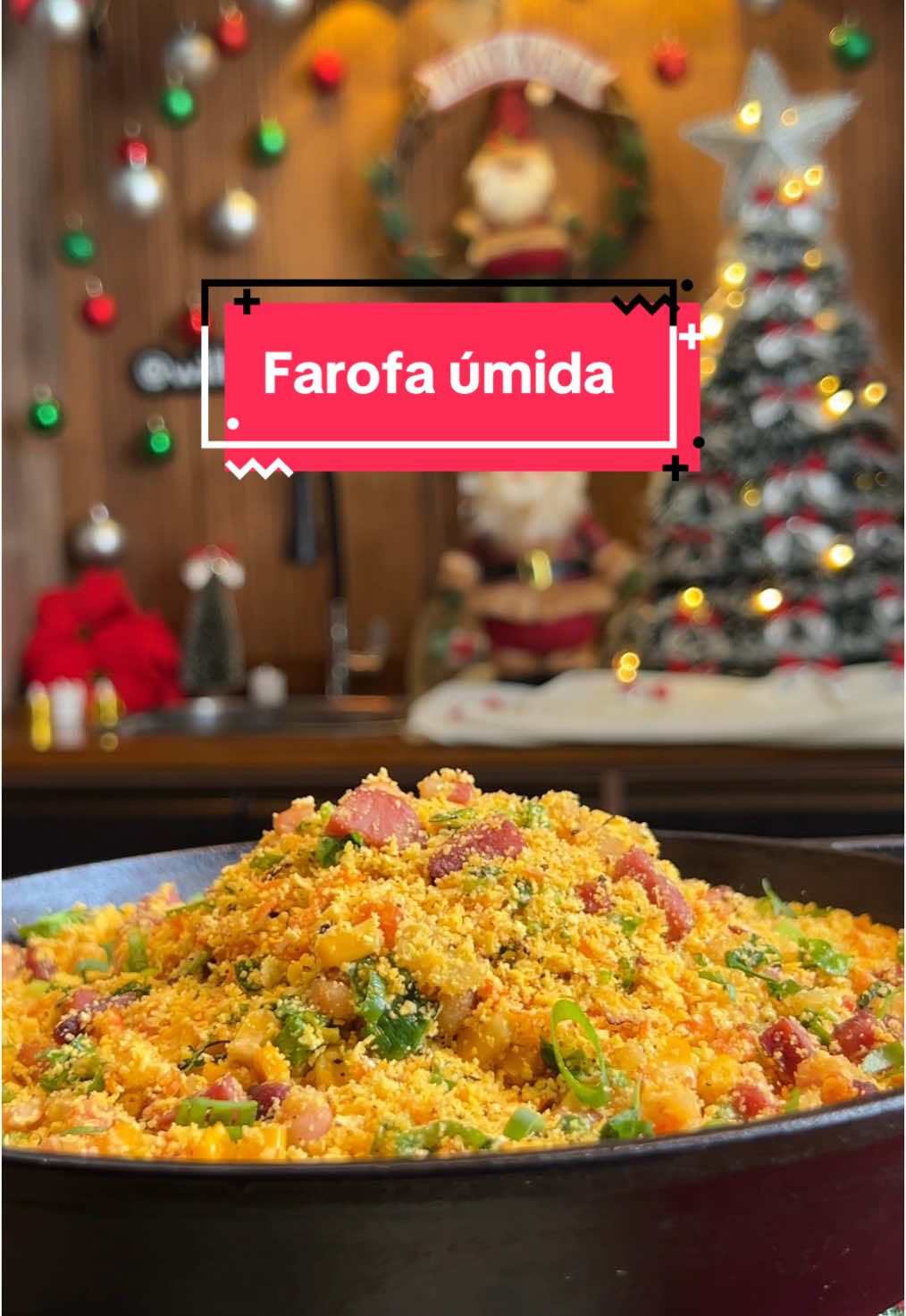 Respondendo a @ʜɑꪀꪀყ 🖤  Farofa úmida 🔥🤤 Essa farofinha úmida fica perfeita no frango assado e será sucesso na sua mesa de Natal!🎄😱 Ingredientes: 👇🏽 250g de farinha de milho 150g de bacon  150g de linguiça calabresa 1 cenoura ralada 1 cebola  3 dentes de alho  1 colher de manteiga  1 tomate 1/2 lata de milho  Sal, pimenta do reino e cheiro verde a gosto  Preparo: Corte o bacon e a calabresa em cubinhos e leve á frigideira para fritar na sua própria gordura. Quando já estiver bem fritinho, adicione o alho e a cebola e deixe dourar.  Entre com o tomate, a cenoura e o milho e deixe refogar. Tempere com pimenta do reino. Adicione a manteiga e coloque a farofa. Finalize com o cheiro verde. E aí, gostou? Então já marca o @ para fazer essa receita deliciosa pra você! 🥰 Ah, e não esqueça de me seguir para mais receitinhas! 😋 #farofa #receitas #receita #receitasfaceis #natal #comida #bacon #comidafacil #meteumreels #reels #popular #explore #culinaria 