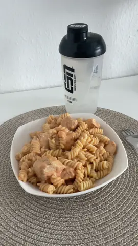 Reicht für 4 Tag und wenn ihr Hunger habt dann halt nicht hahahha #fyp #fypage #viral #fypシ #pourtoi #getviral #featureme #fy #cooking #kochen #highprotein #highpriteinmeals #bulk #aufbau #gains 