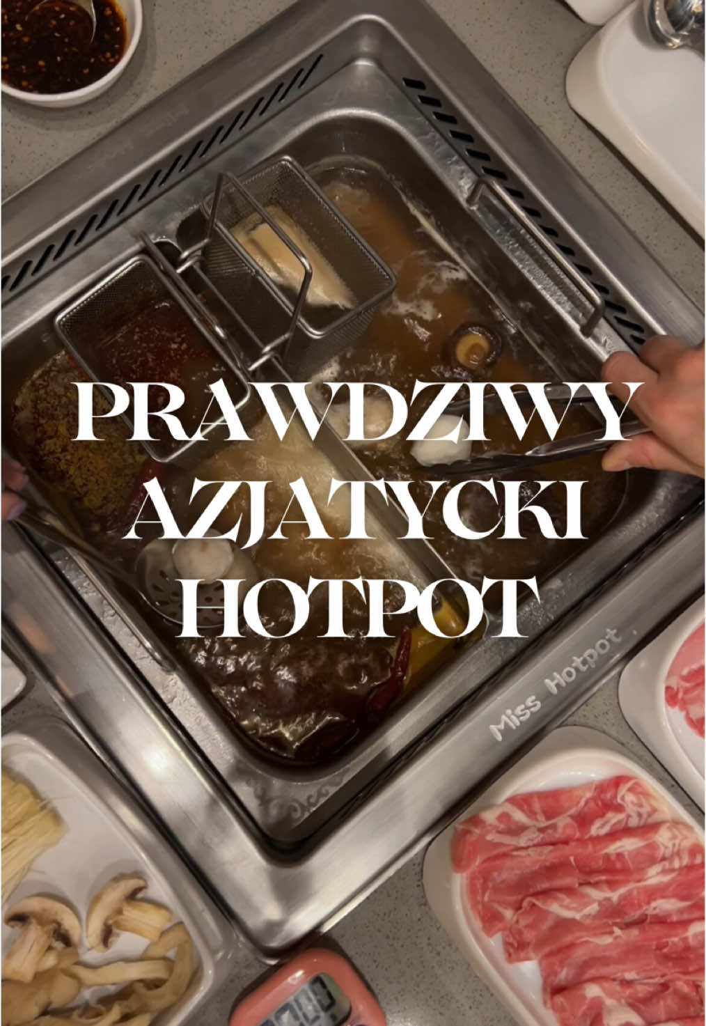 Płacisz raz i jesz bez limitu 🤑 A do tego sam gotujesz swoje ulubione składniki. Niedawno odwiedziłem gdańską restaurację @Miss Hotpot gdzie testowałem prawdziwego azjatyckiego hot pota 🥘 To tak zwany ognisty kociołek wypełniony bulionem, który służy do gotowania dodatków bezpośrednio na stole. Ja wybrałem bulion grzybowy i ostry oraz masę dodatków. To prawdziwa frajda z jedzenia i świetny pomysł na spotkanie ze znajomymi. Cena za jedną osobę wynosi 139 złotych. Lokal znajdziecie przy Chmielnej 26. Jedliście kiedyś hot pota? Dajcie koniecznie znać 😎 • miss hot pot gdańsk kuchnia chińska azjatycka zupa bulion jedzenie pyszne polecajka mięso warzywa makaron pierogi restauracja trójmiasto gdynia sopot podróże ze smakiem • #misshotpot #gdańsk #hotpot #zupa #trójmiasto 