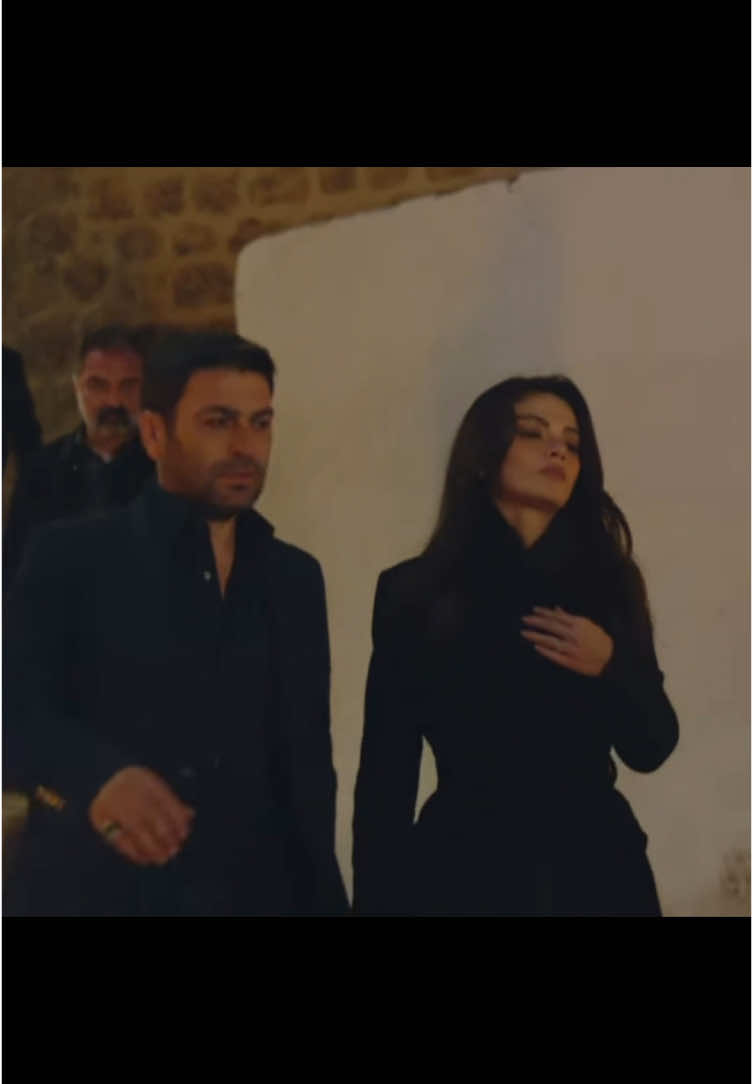 Someone tell me where I can find my Cihan because I thought there were no men left who would wait for you to pass or that they would open the door for you #uzaksehir #cihan #alya #cihanalya #alyacihan #cihanalbora #alyaalbora #uzaksehirdizi #CapCut 