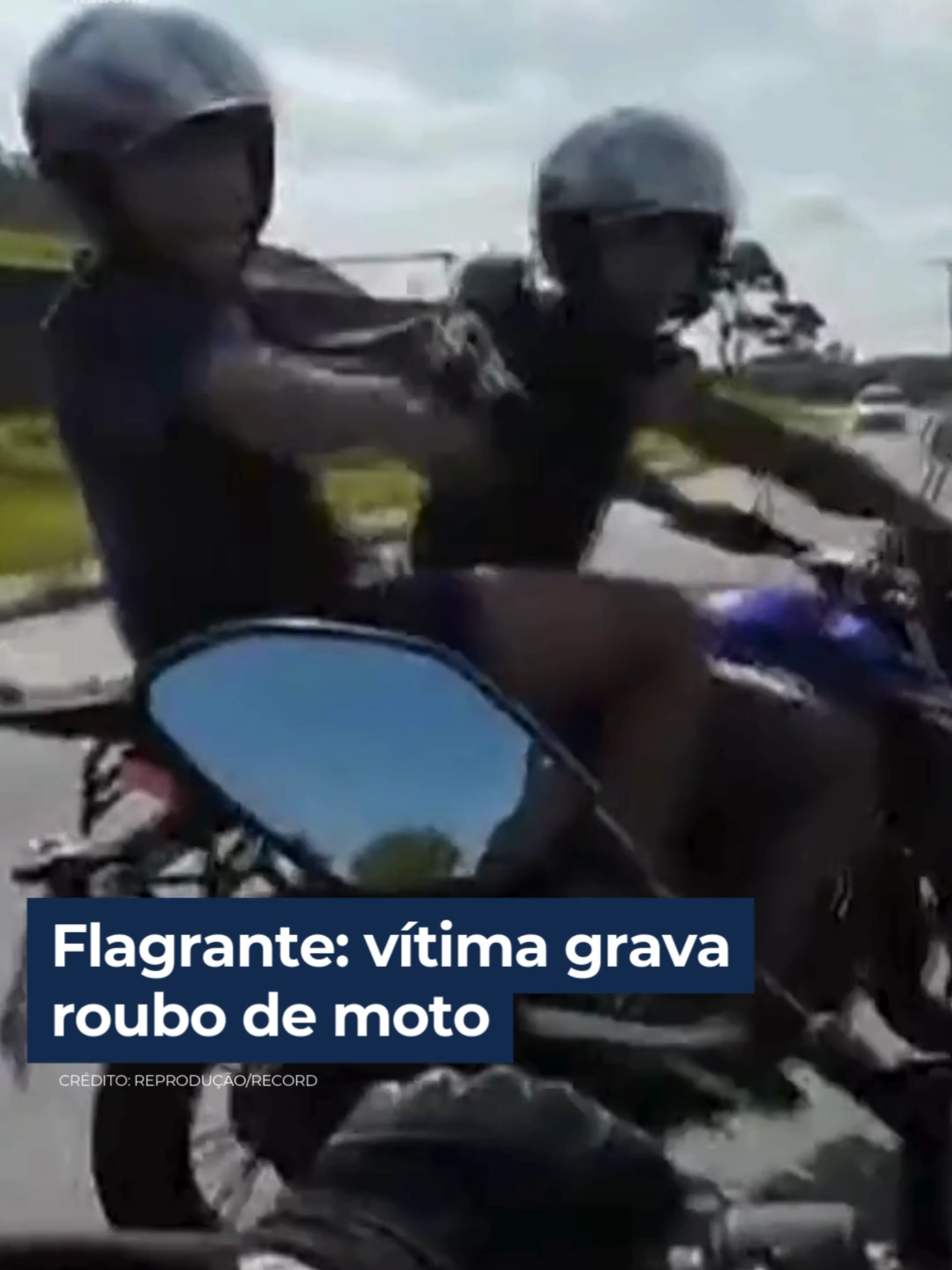 FLAGRANTE | Na Grande São Paulo, uma vítima registrou o roubo da própria moto. Três criminosos agiram de forma muito rápida. O ataque aconteceu na tarde deste domingo (1º). O motociclista não reagiu e entregou a moto para os assaltantes. Os ladrões ainda não foram identificados e não há informações se a moto foi recuperada. 👉 Veja essa e outras notícias em R7.com/JornalDaRecord #JornalDaRecord #JR24H