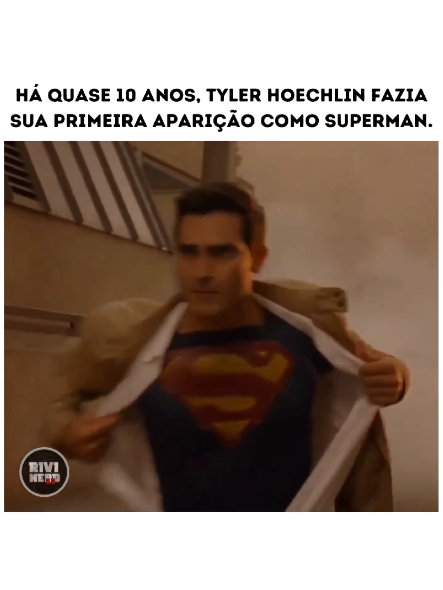 😍 | 💙 𝗢 𝗥𝗘𝗦𝗧𝗢 𝗘́ 𝗛𝗜𝗦𝗧𝗢́𝗥𝗜𝗔 ! Há quase 10 anos, o ator Tyler Hoechlin fazia sua primeira aparição como Superman na série Supergirl, de Melissa Benoist, no Arrowverse. E é claro que era inevitável que isso acontecesse do jeito mais clássico possível para o personagem. Hoje à noite marcará sua despedida do papel, após quase uma década interpretando o personagem, que ficará marcado na história. - 🎥Série: 